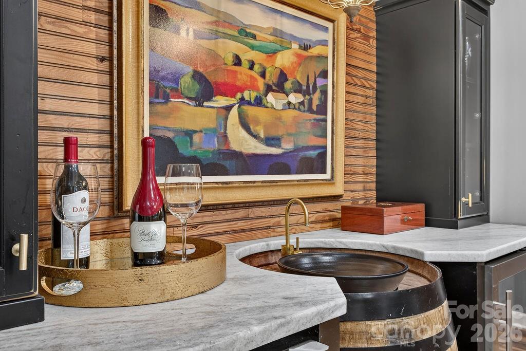 865 Haven Drive — Saluda