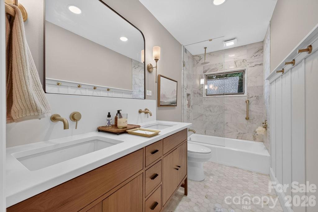 865 Haven Drive — Saluda
