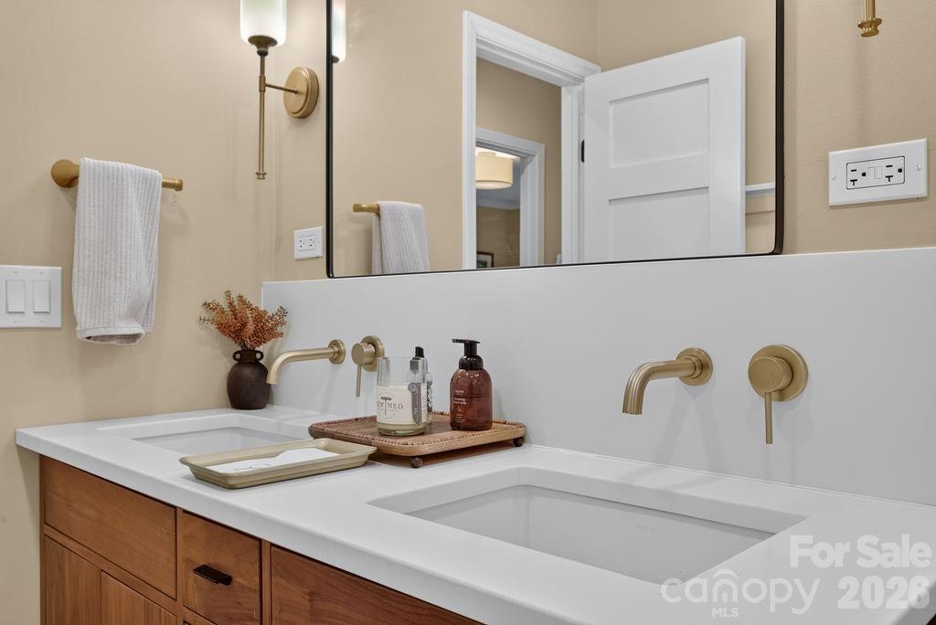 865 Haven Drive — Saluda