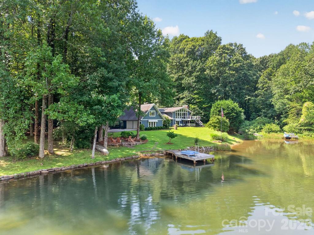 865 Haven Drive — Saluda