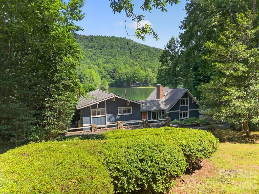 865 Haven Drive — Saluda