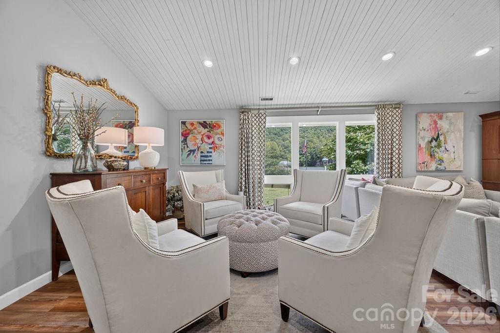 865 Haven Drive — Saluda