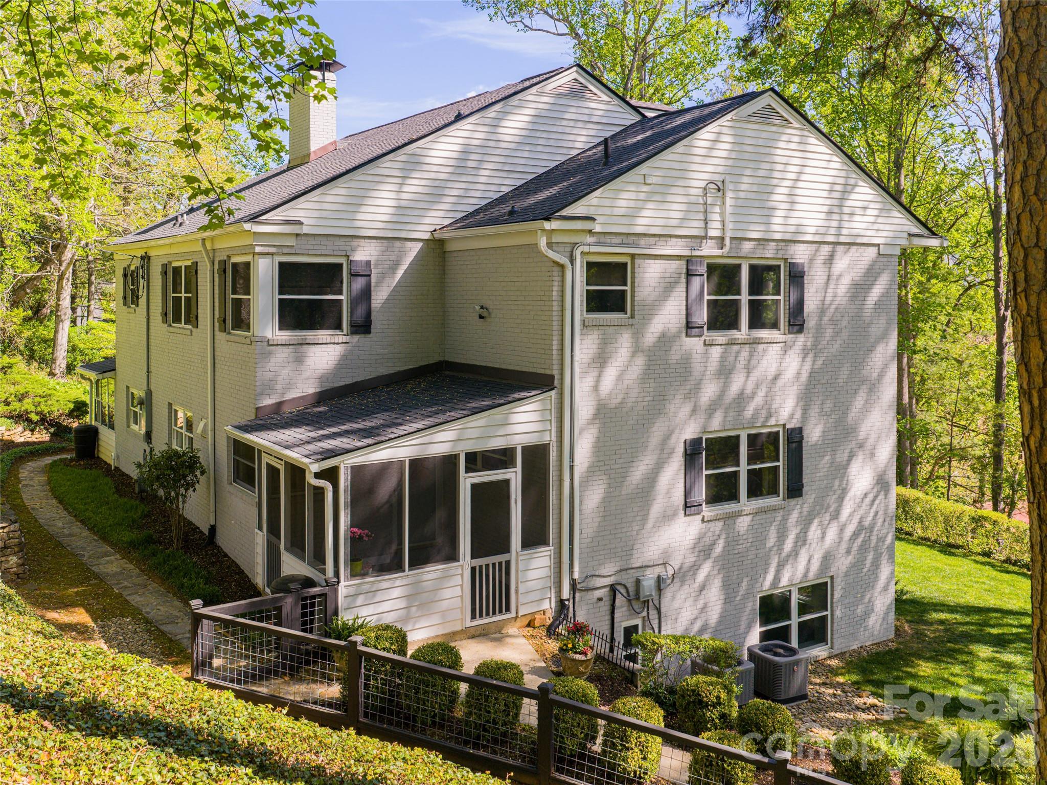 114 Cambridge Road — Asheville