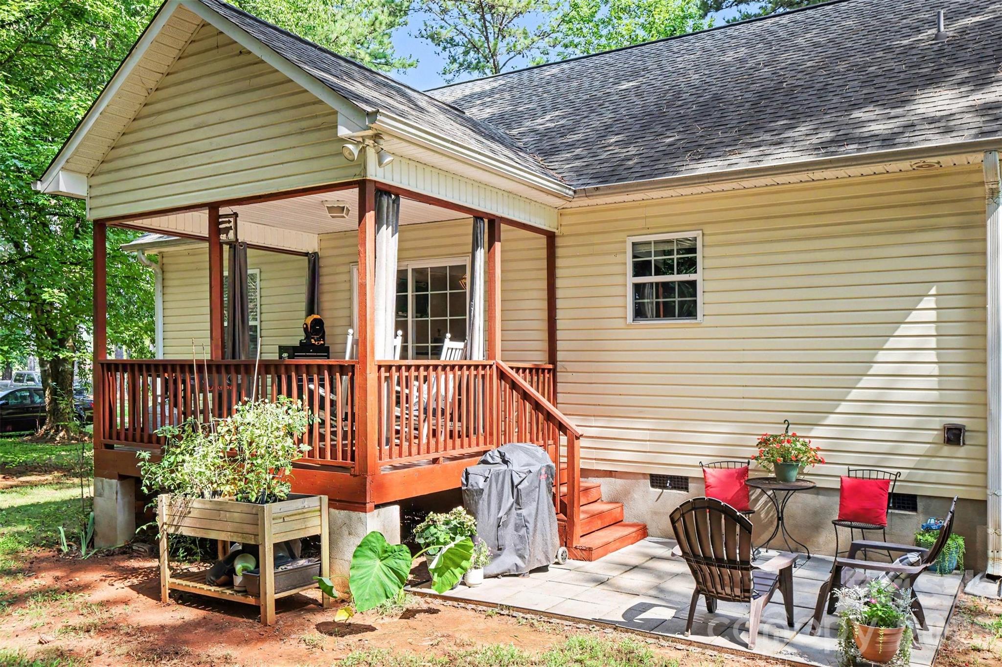 721 Daves Road — York