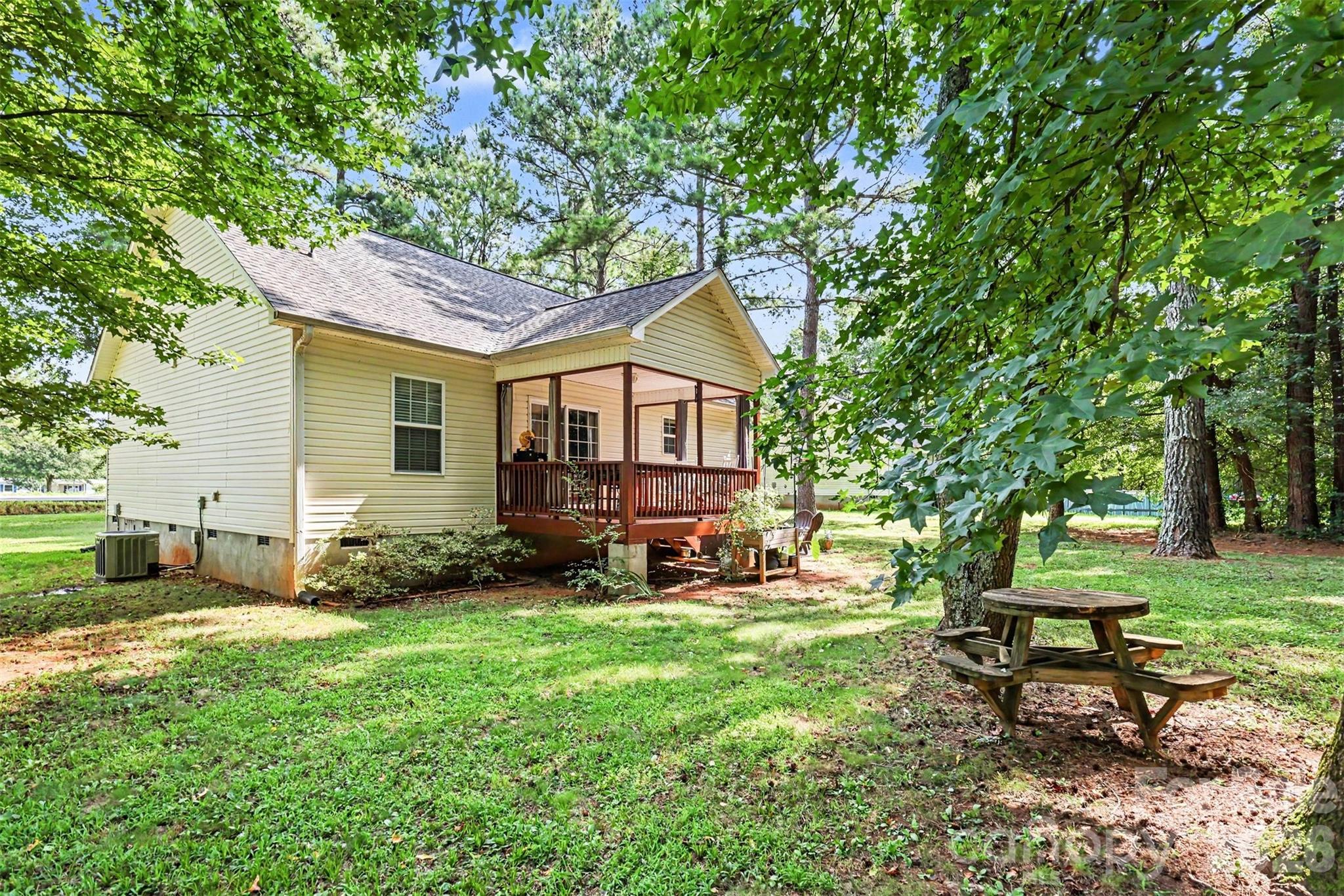 721 Daves Road — York