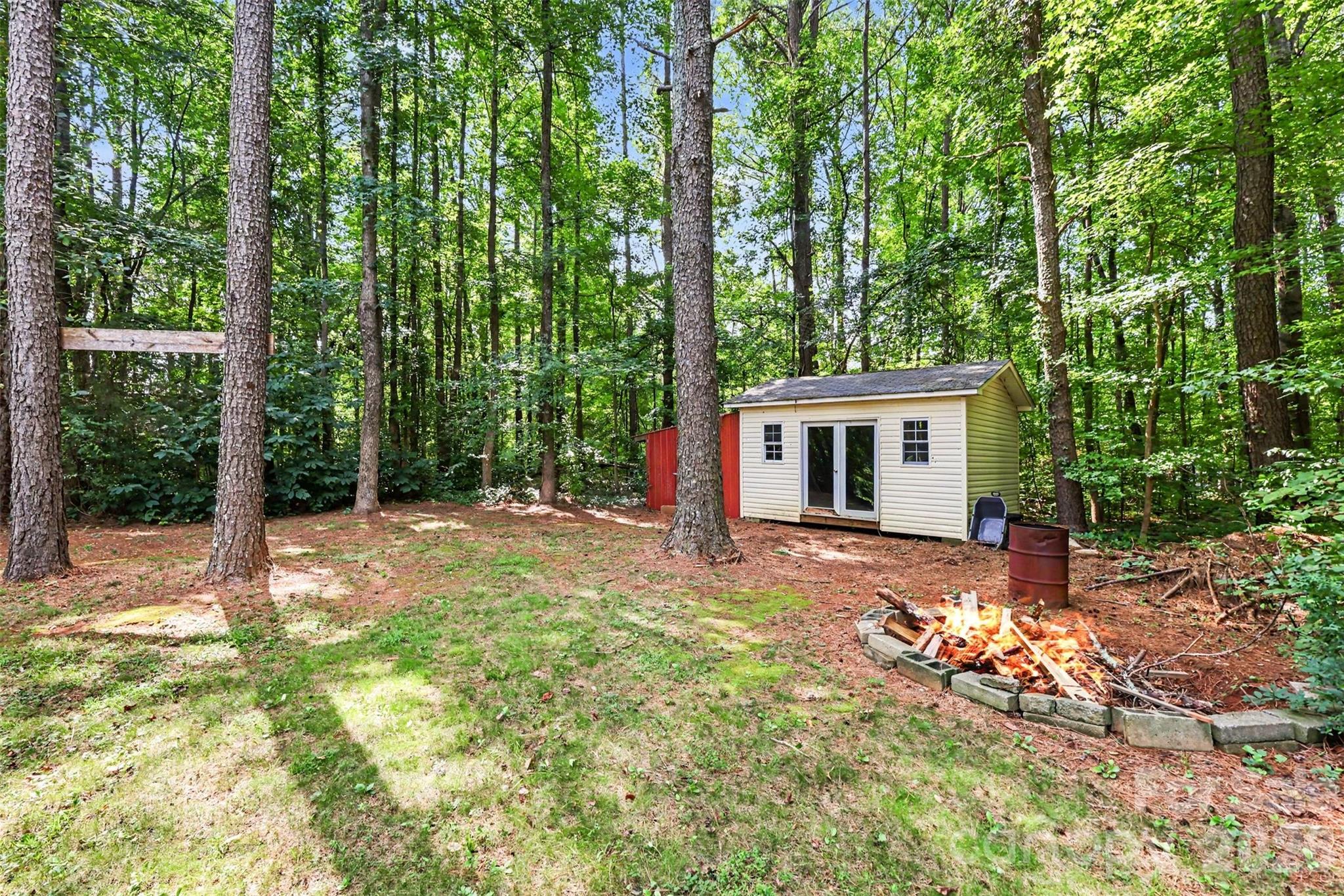 721 Daves Road — York