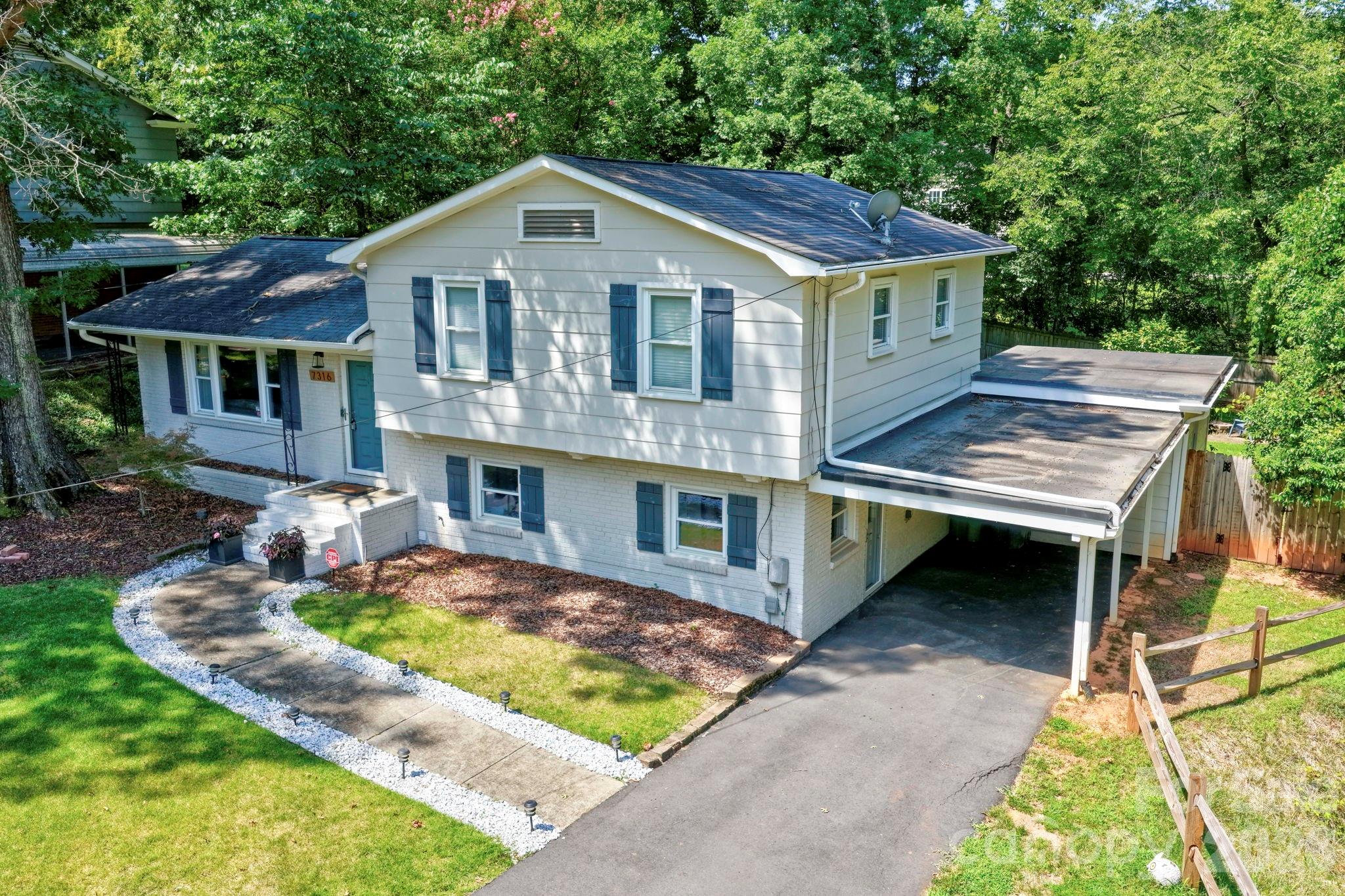 7316 Thorncliff Drive — Charlotte