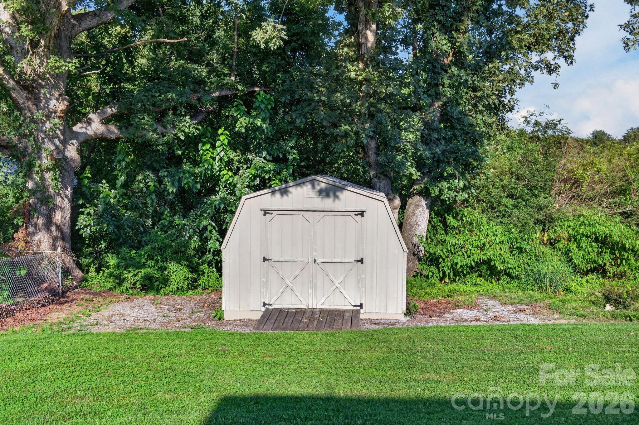 2305 Good Shepard Court — Lenoir