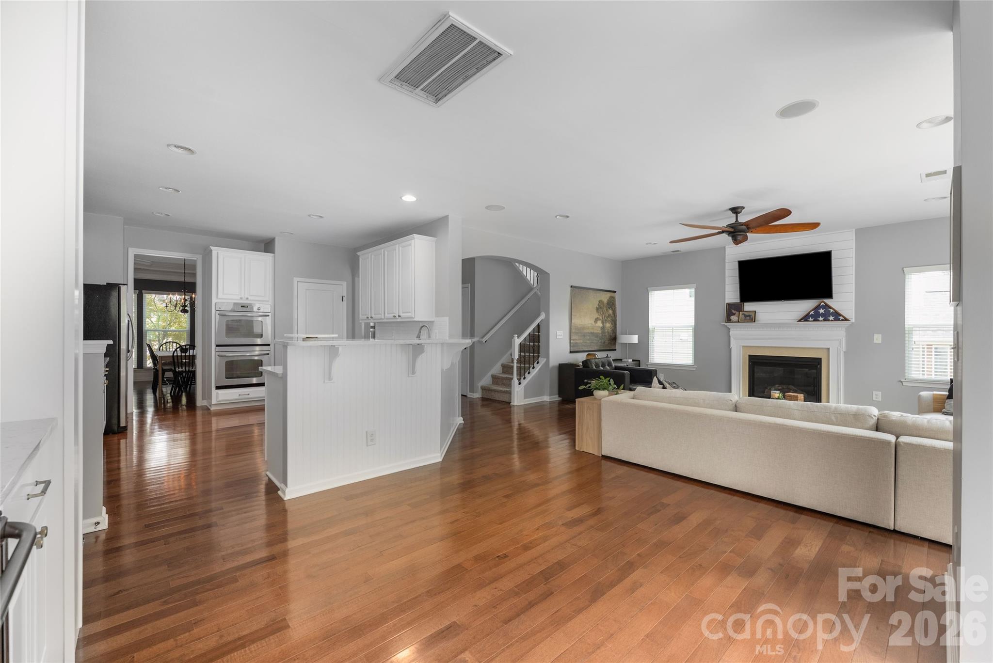 11708 Warfield Avenue — Huntersville