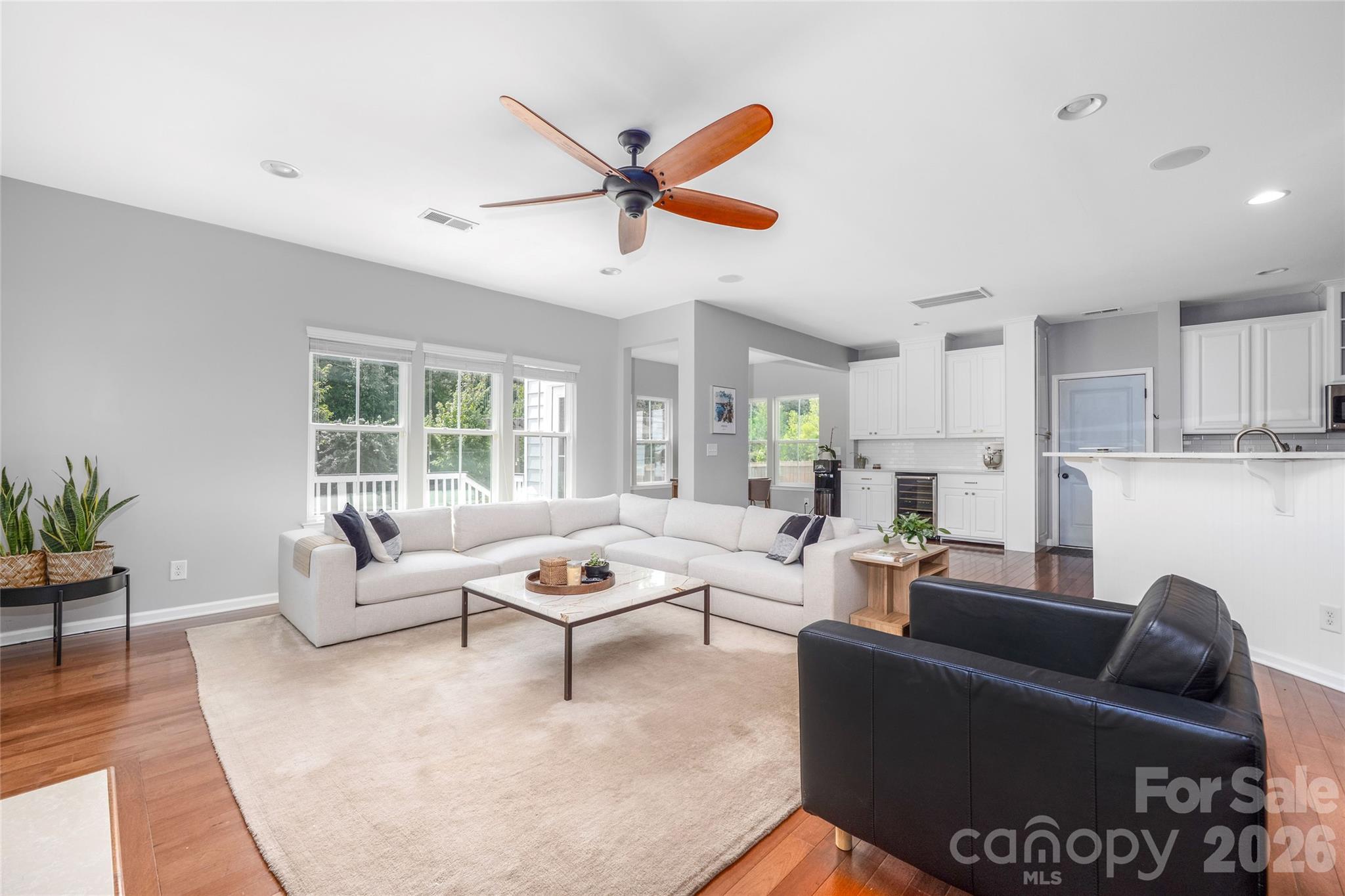 11708 Warfield Avenue — Huntersville