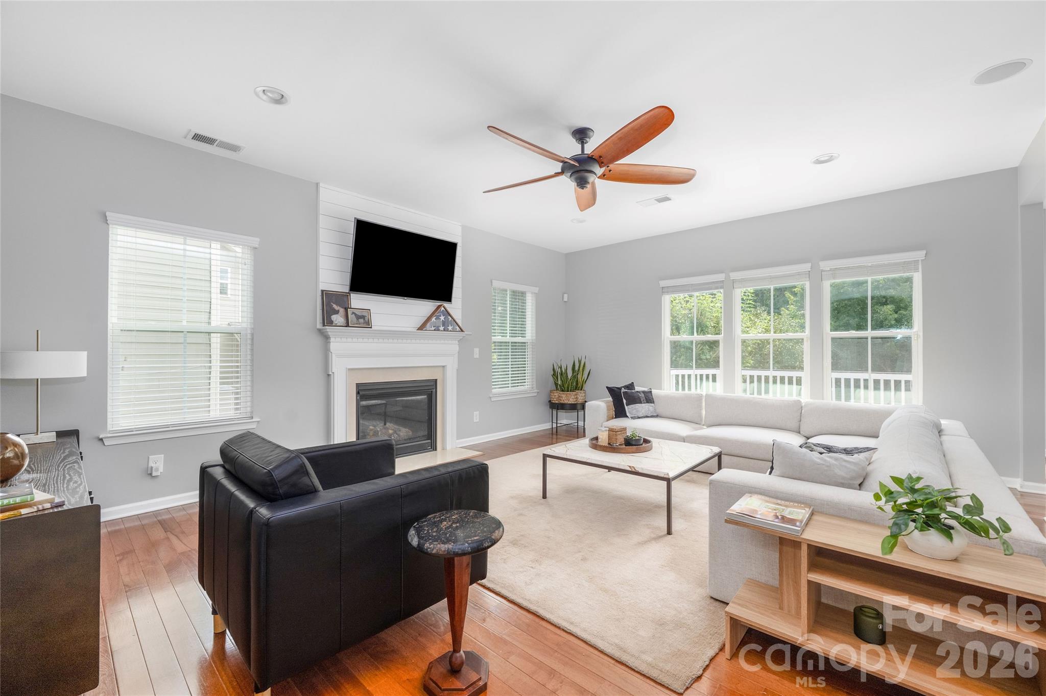 11708 Warfield Avenue — Huntersville