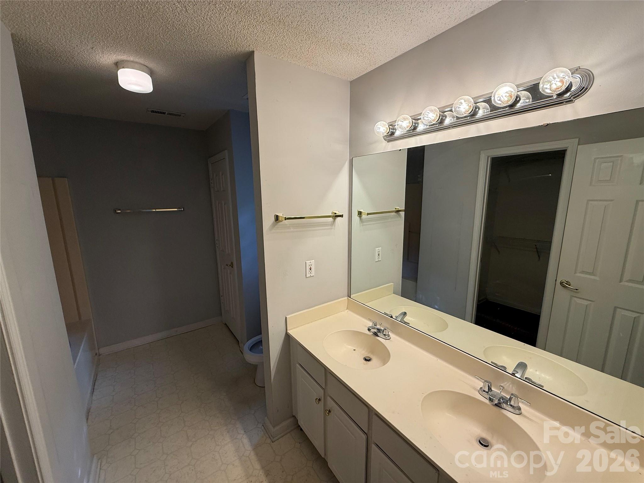 2615 Robyns Glen Drive — Charlotte