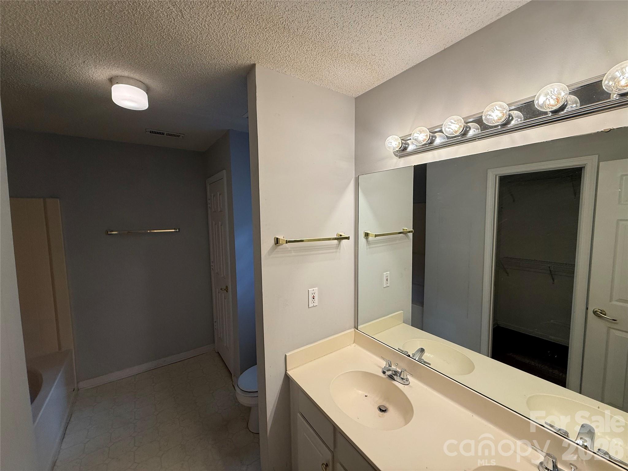 2615 Robyns Glen Drive — Charlotte