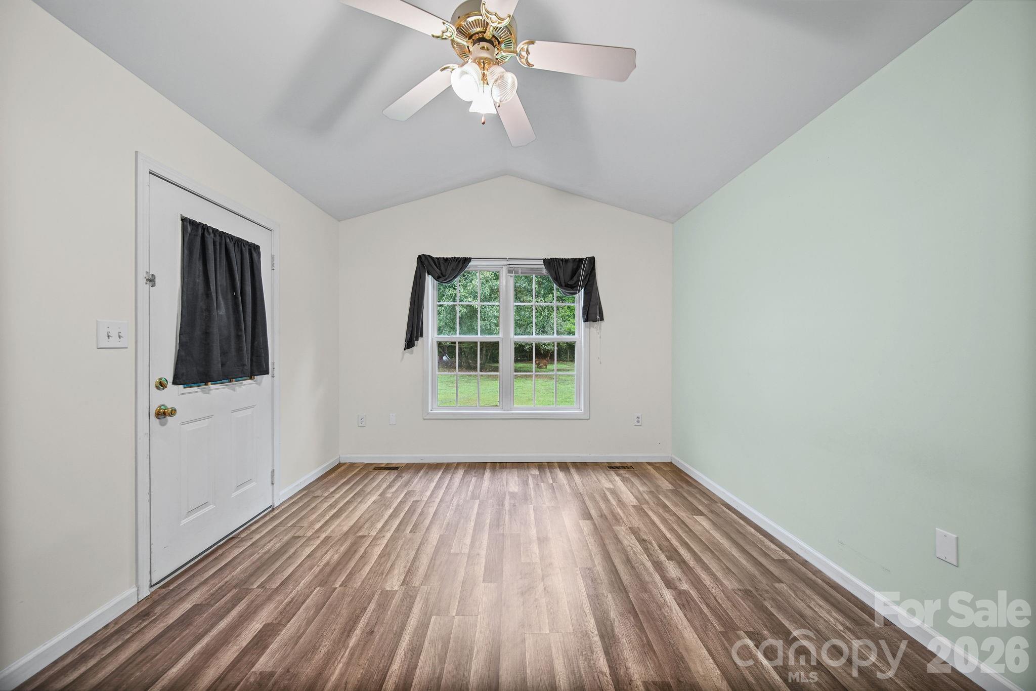 147 Island Terrace Road — Statesville