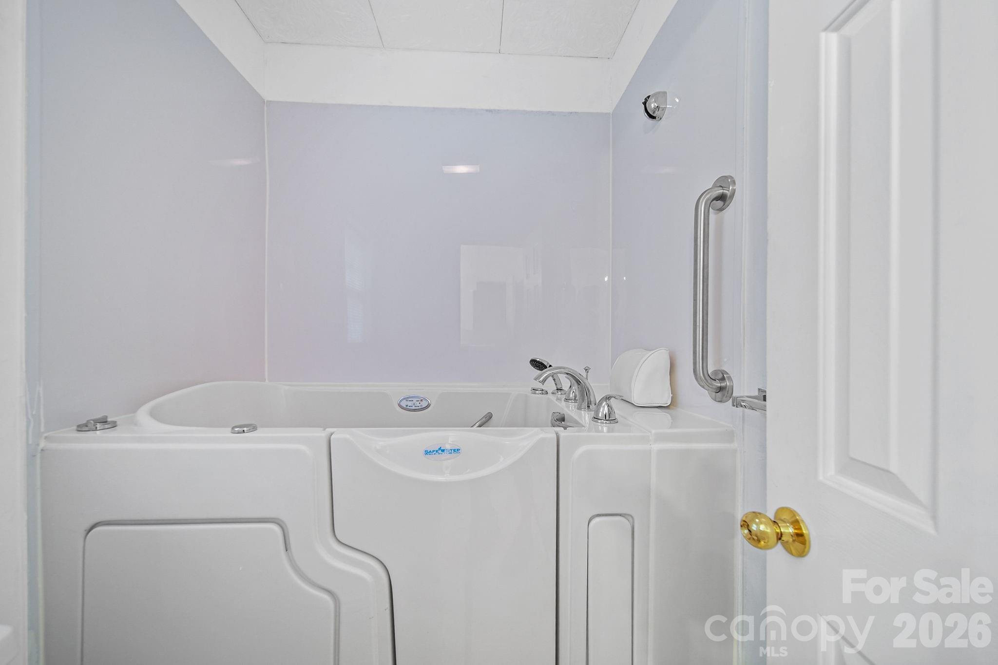 147 Island Terrace Road — Statesville