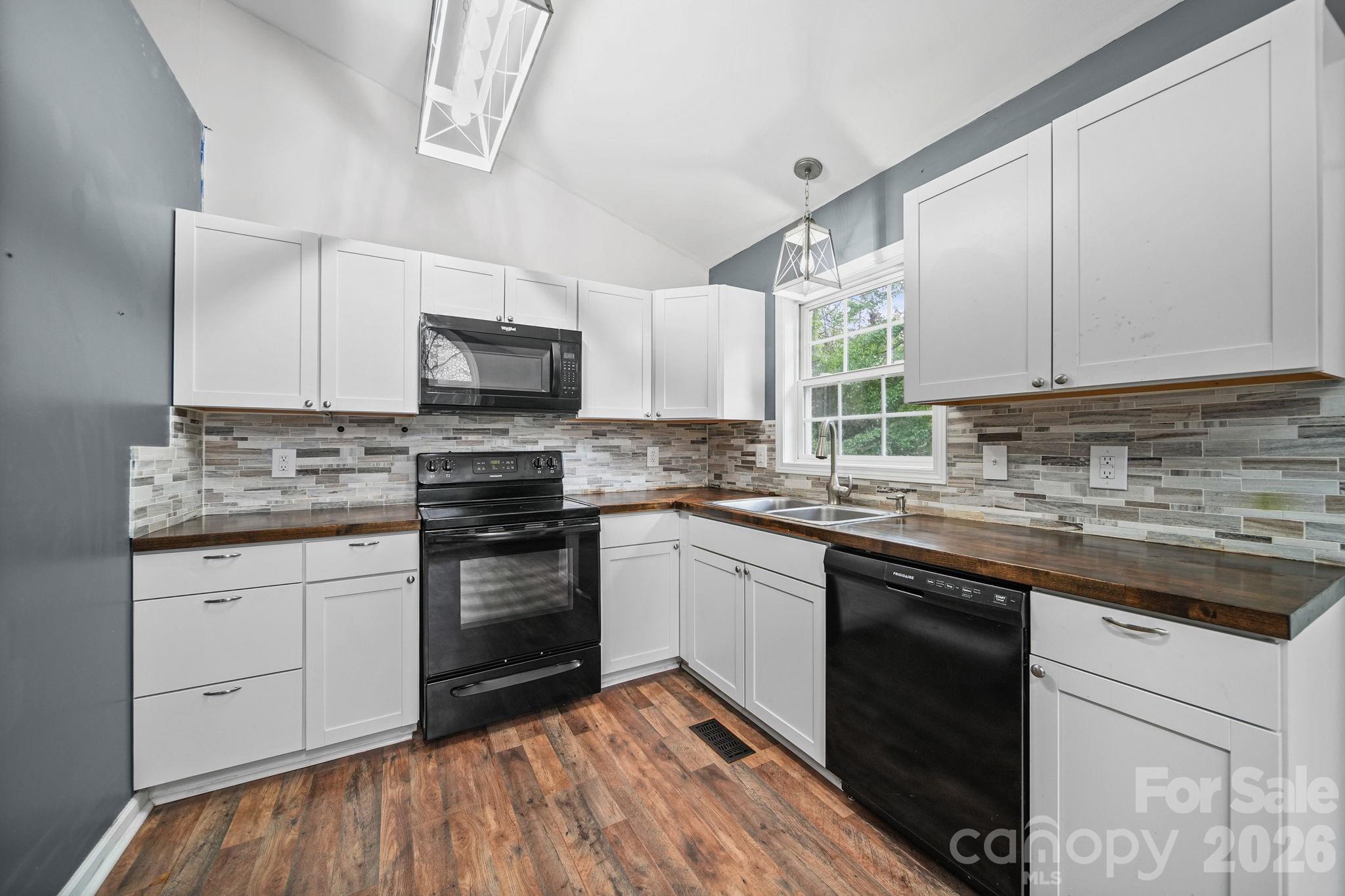 147 Island Terrace Road — Statesville