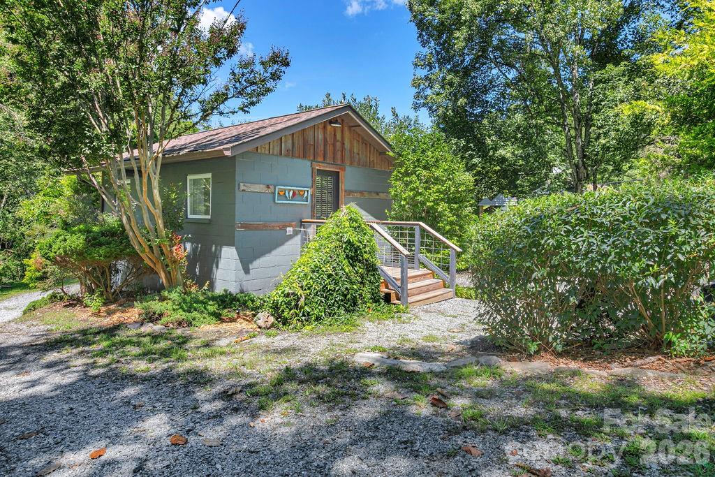 354 King Road — Pisgah Forest