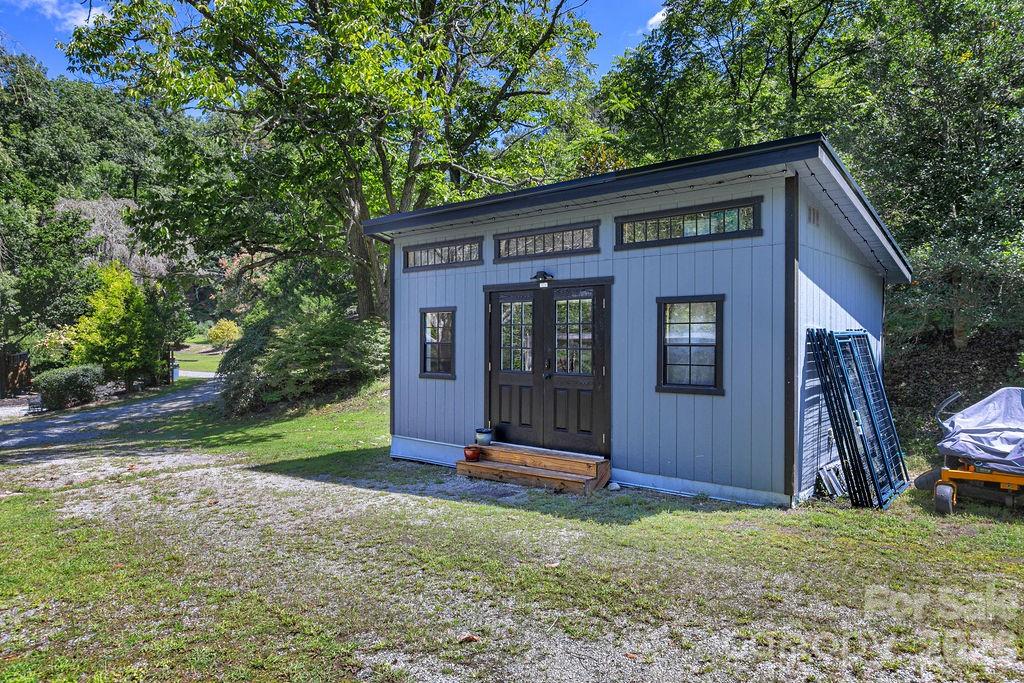 354 King Road — Pisgah Forest