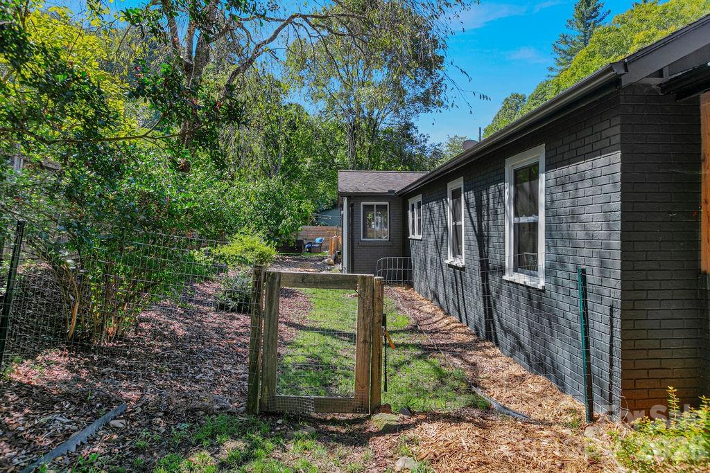 354 King Road — Pisgah Forest