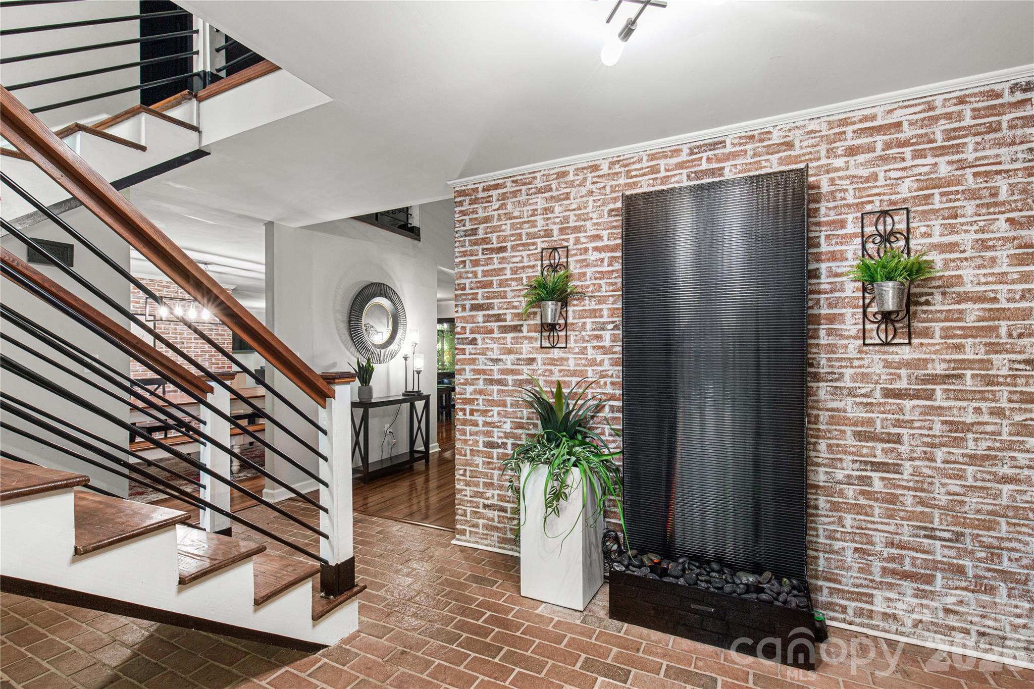 5 Oak Leaf Road — Clover