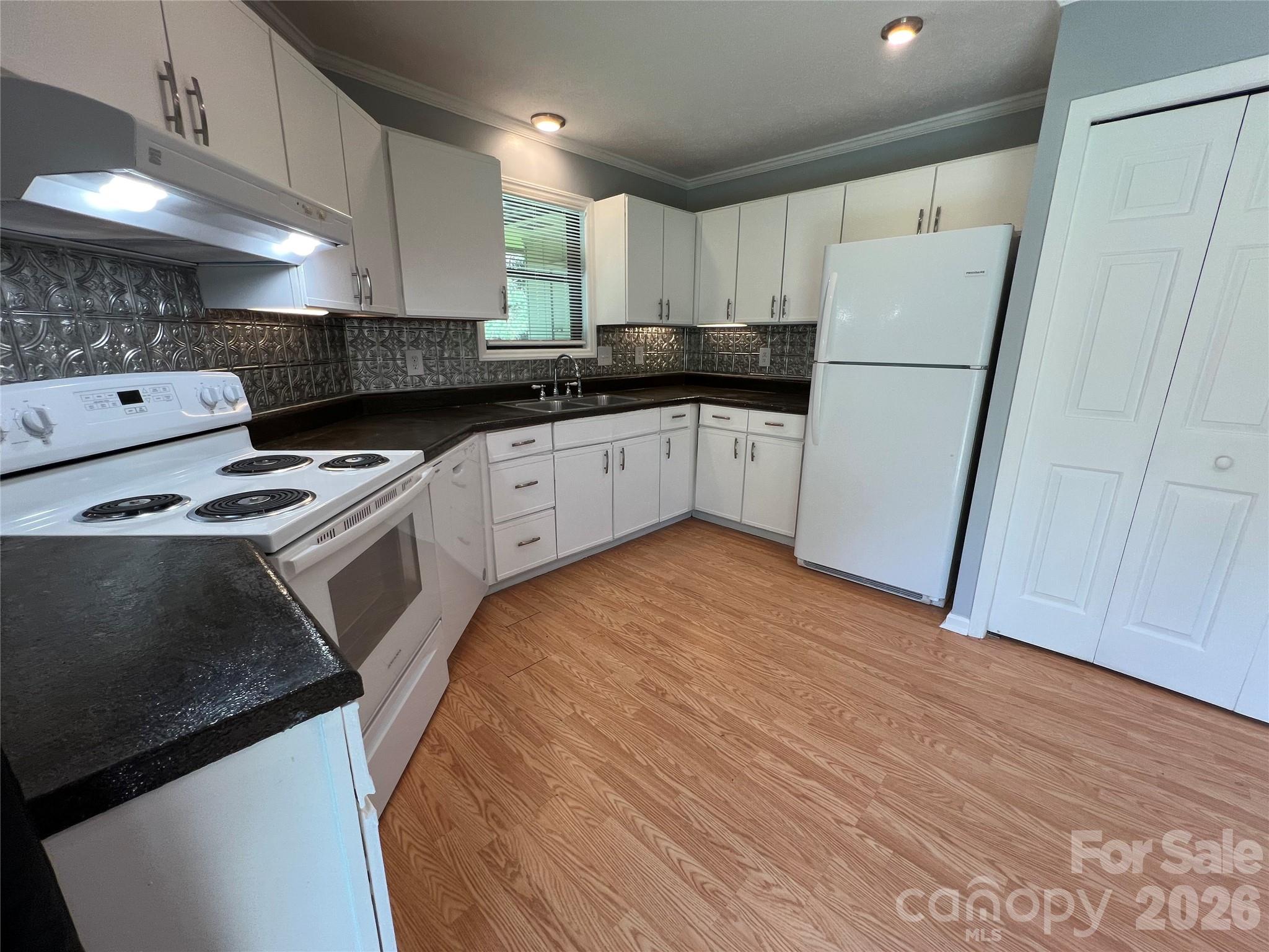 714 Farmington Circle — Hendersonville