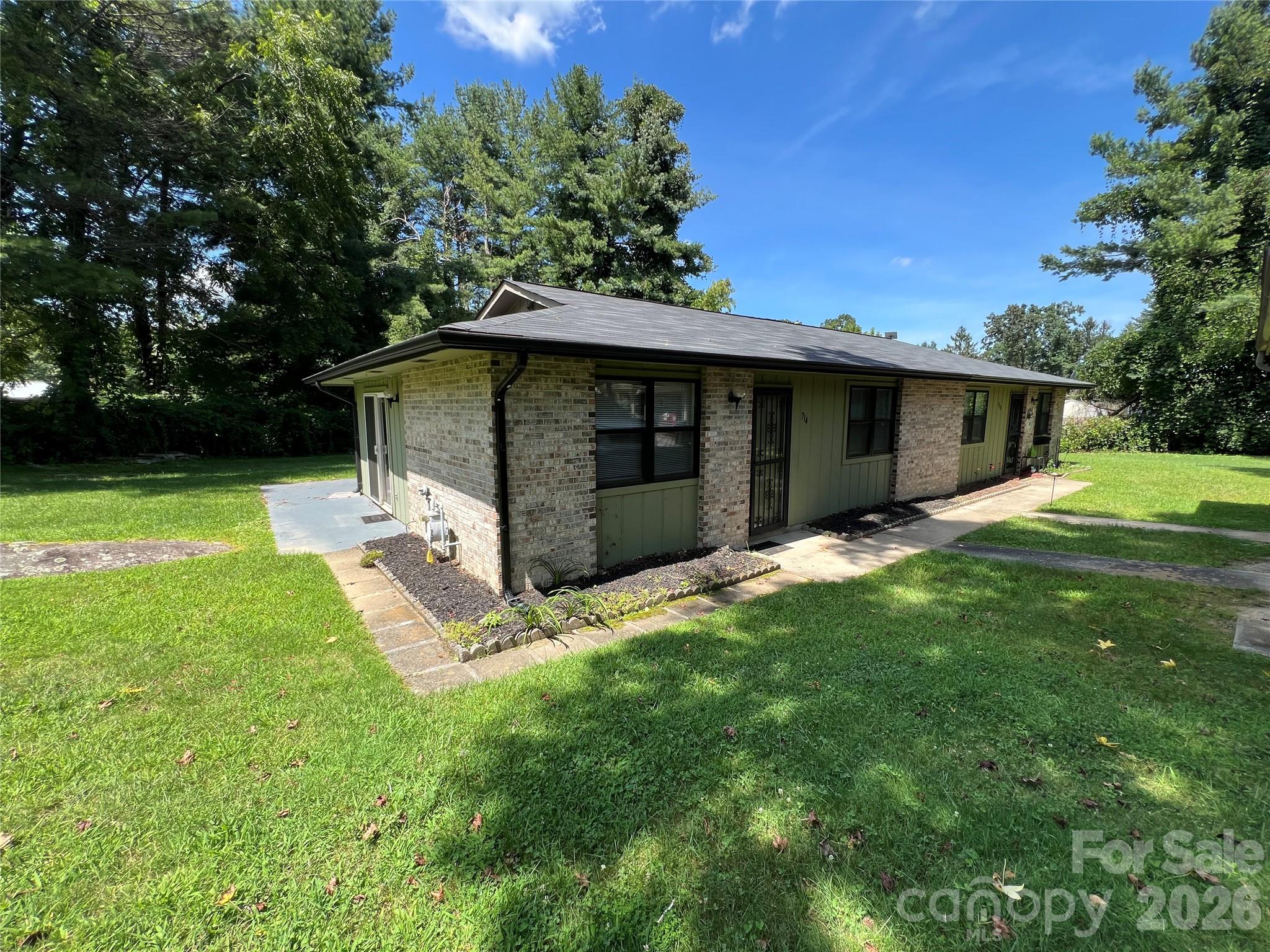 714 Farmington Circle — Hendersonville