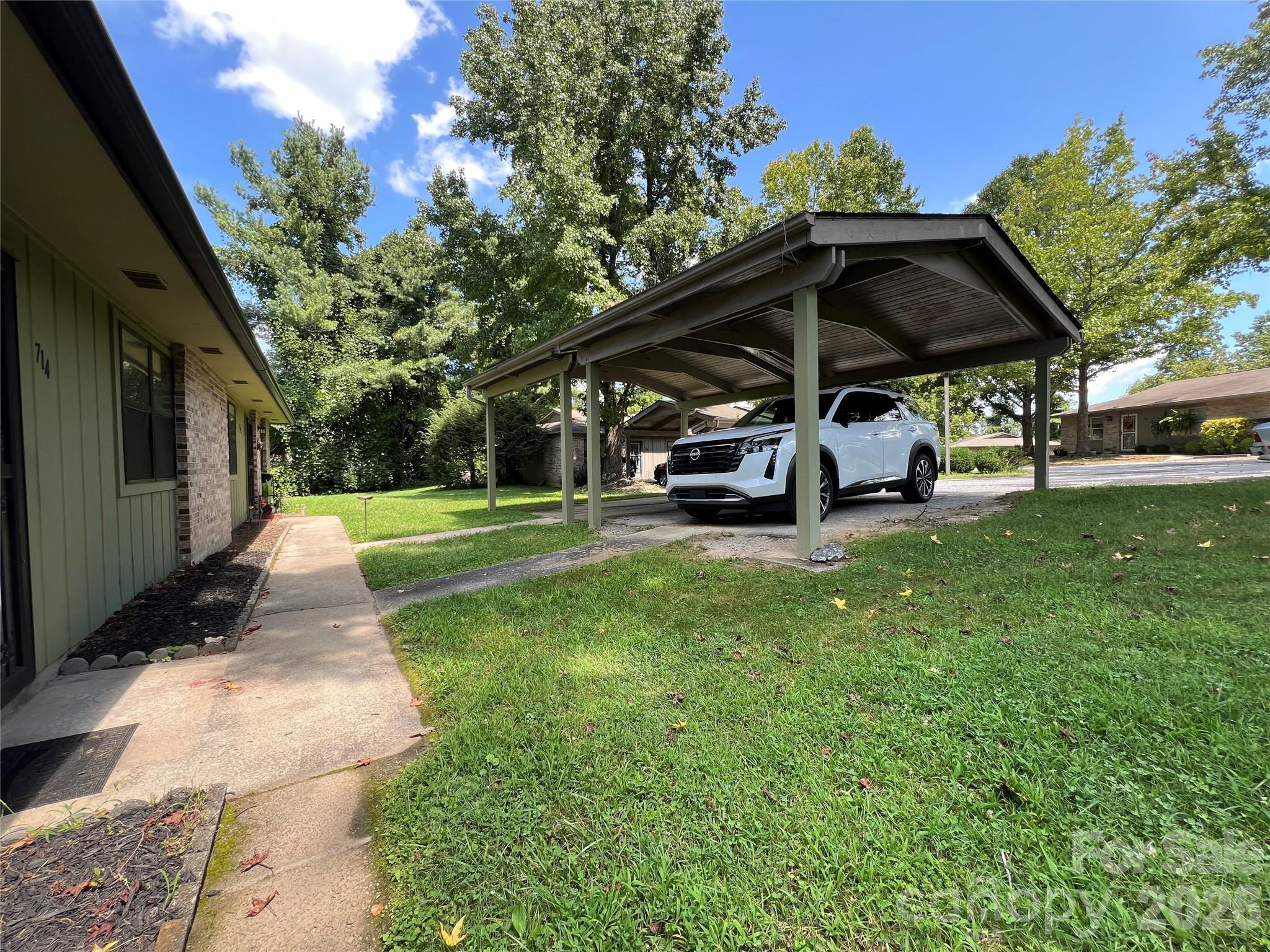 714 Farmington Circle — Hendersonville