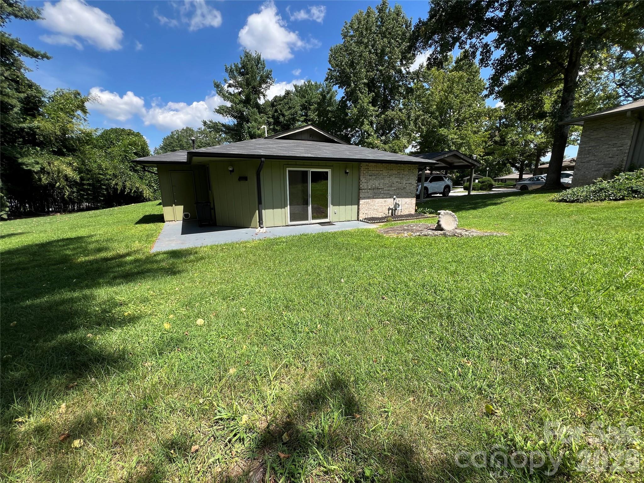 714 Farmington Circle — Hendersonville