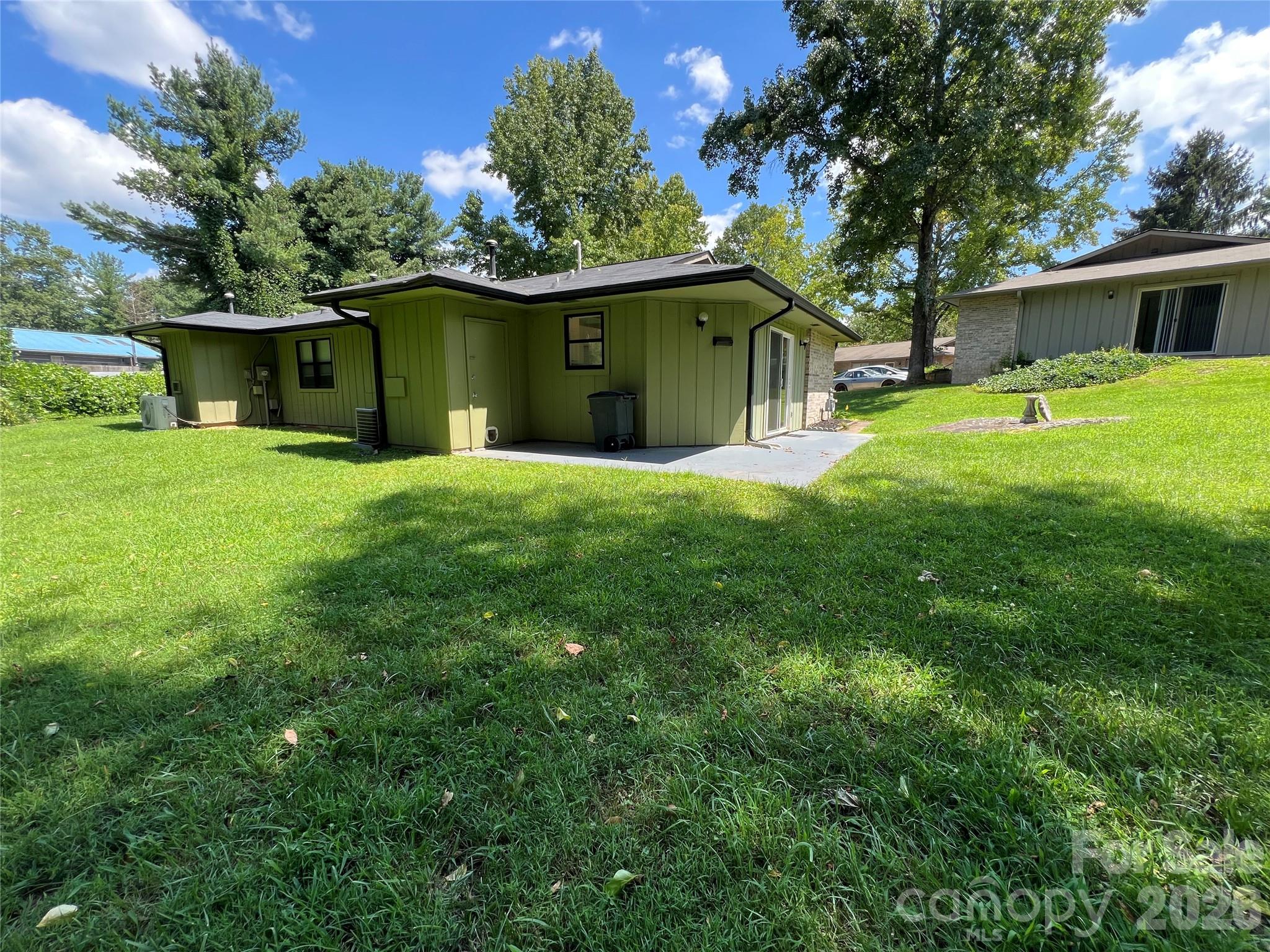 714 Farmington Circle — Hendersonville