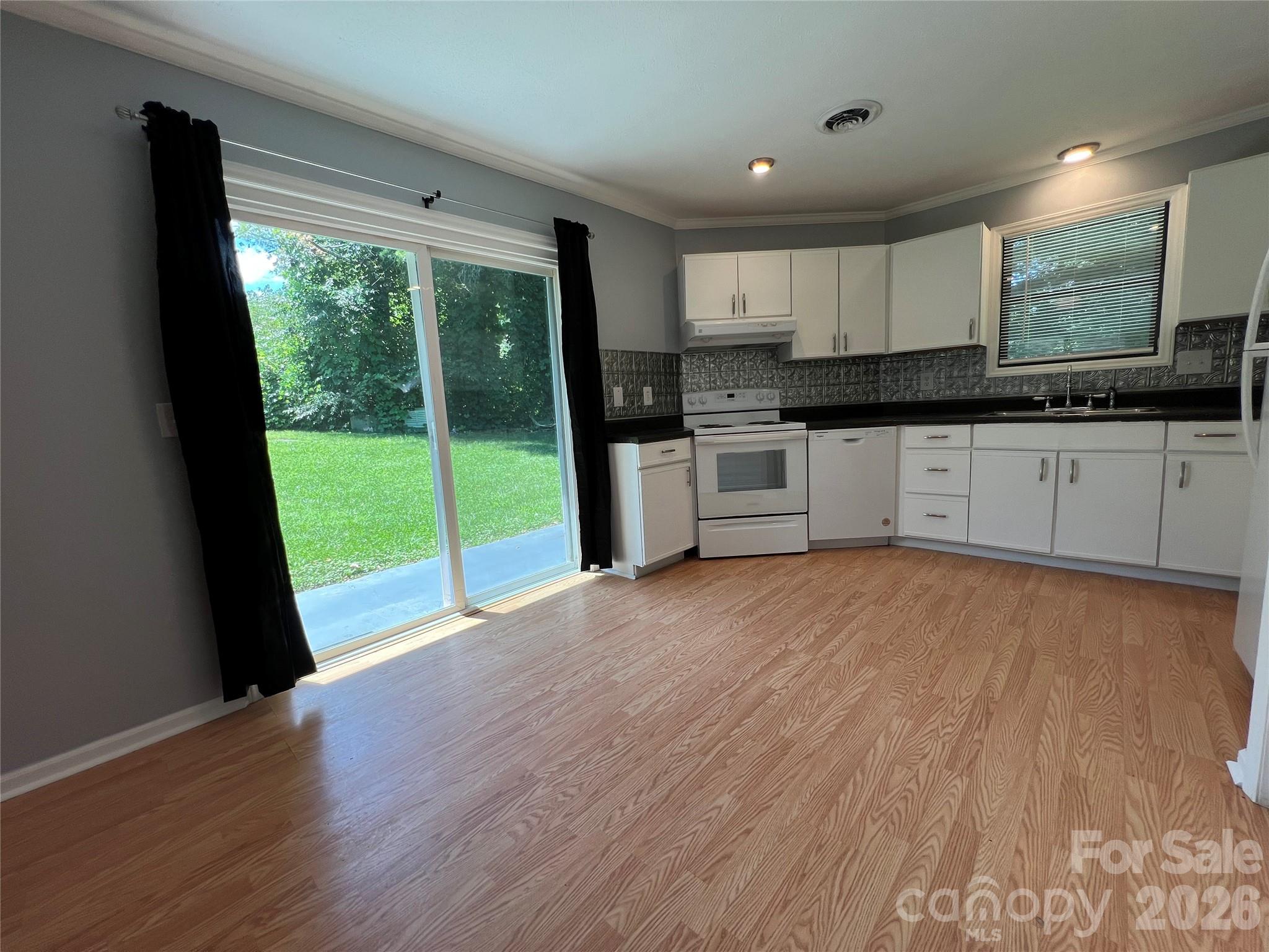714 Farmington Circle — Hendersonville
