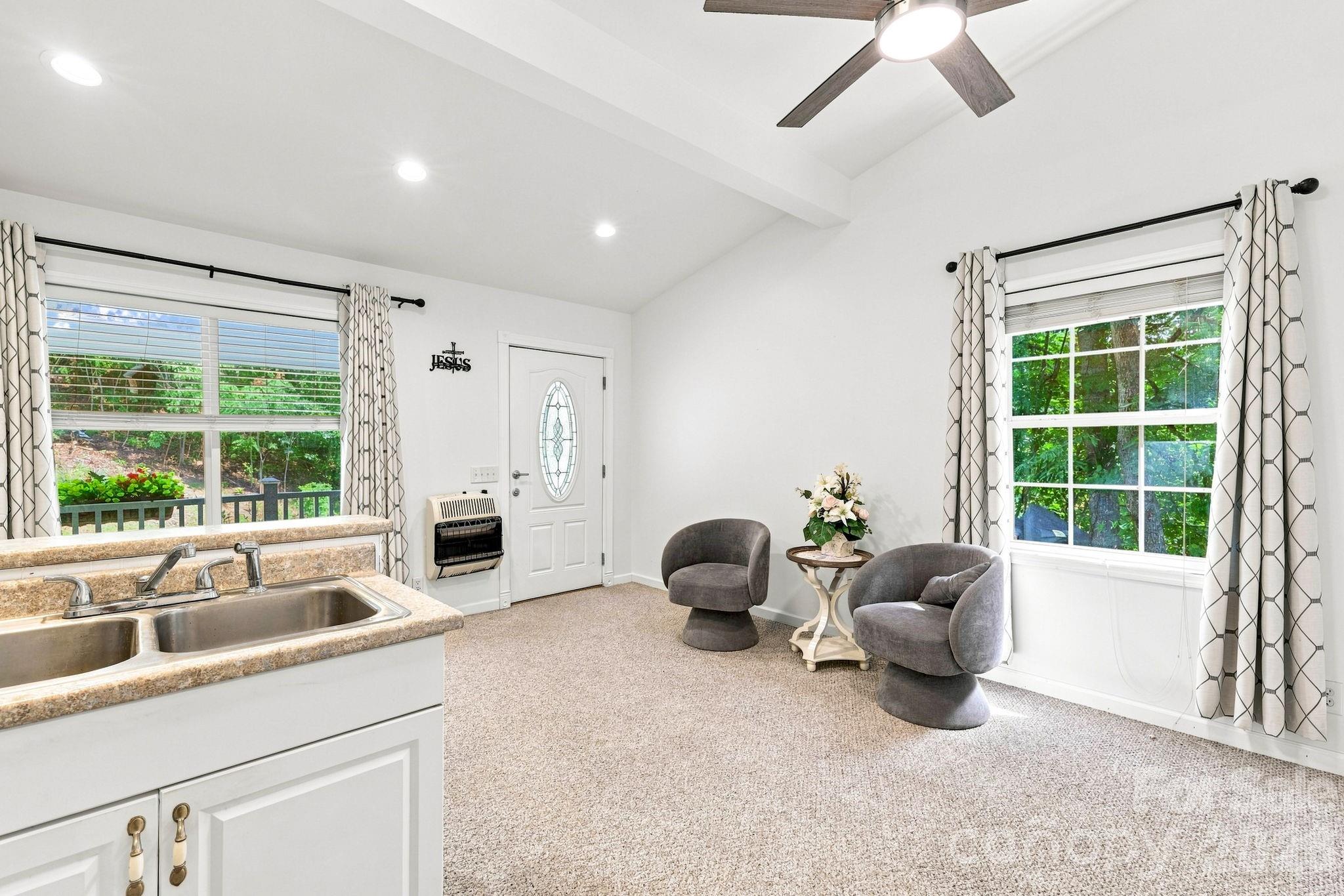 4 Sunset Farms Road — Whittier