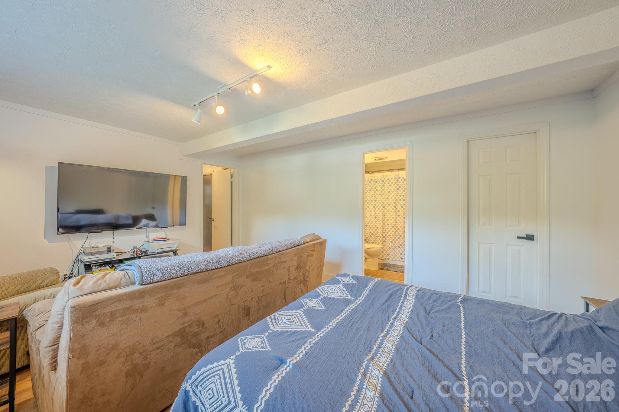 38 Ferenvilla Drive — Hendersonville