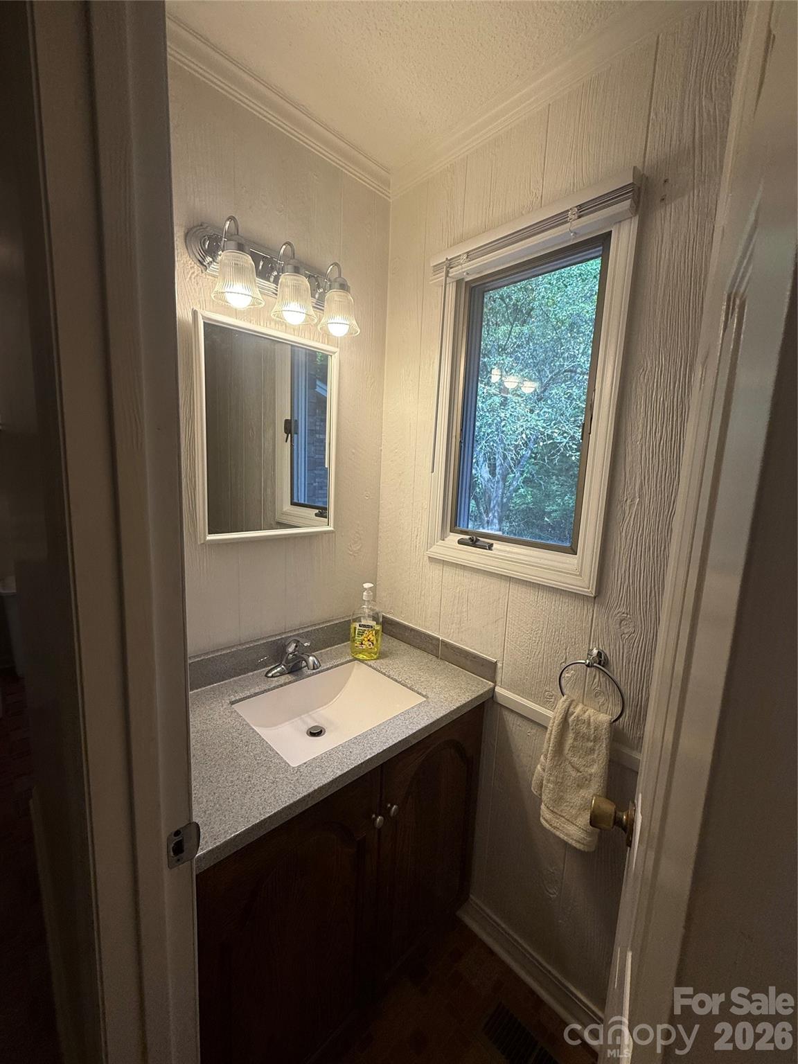 2015 39th Avenue NE — Hickory