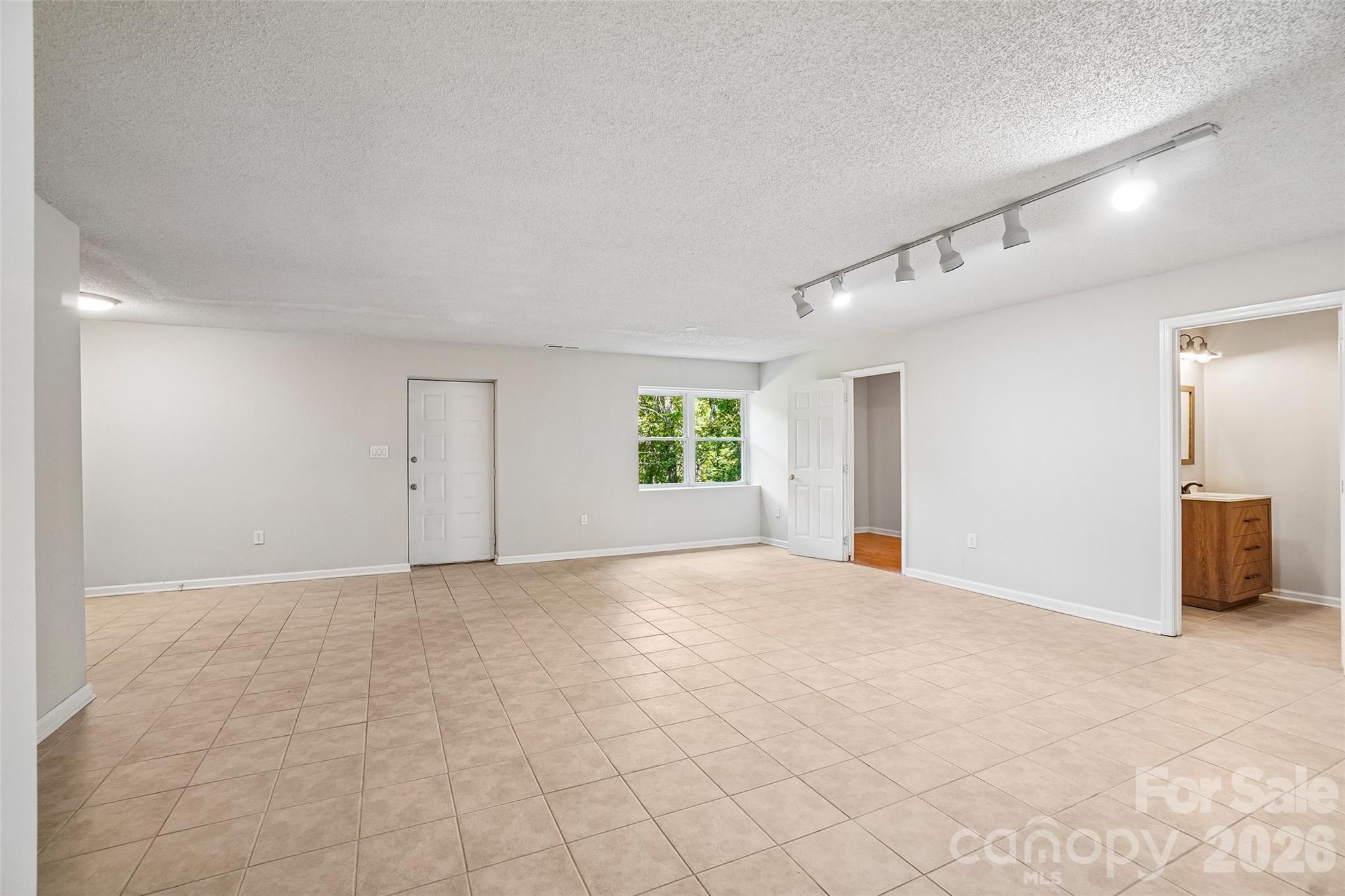 19 Jupiter Heights — Weaverville