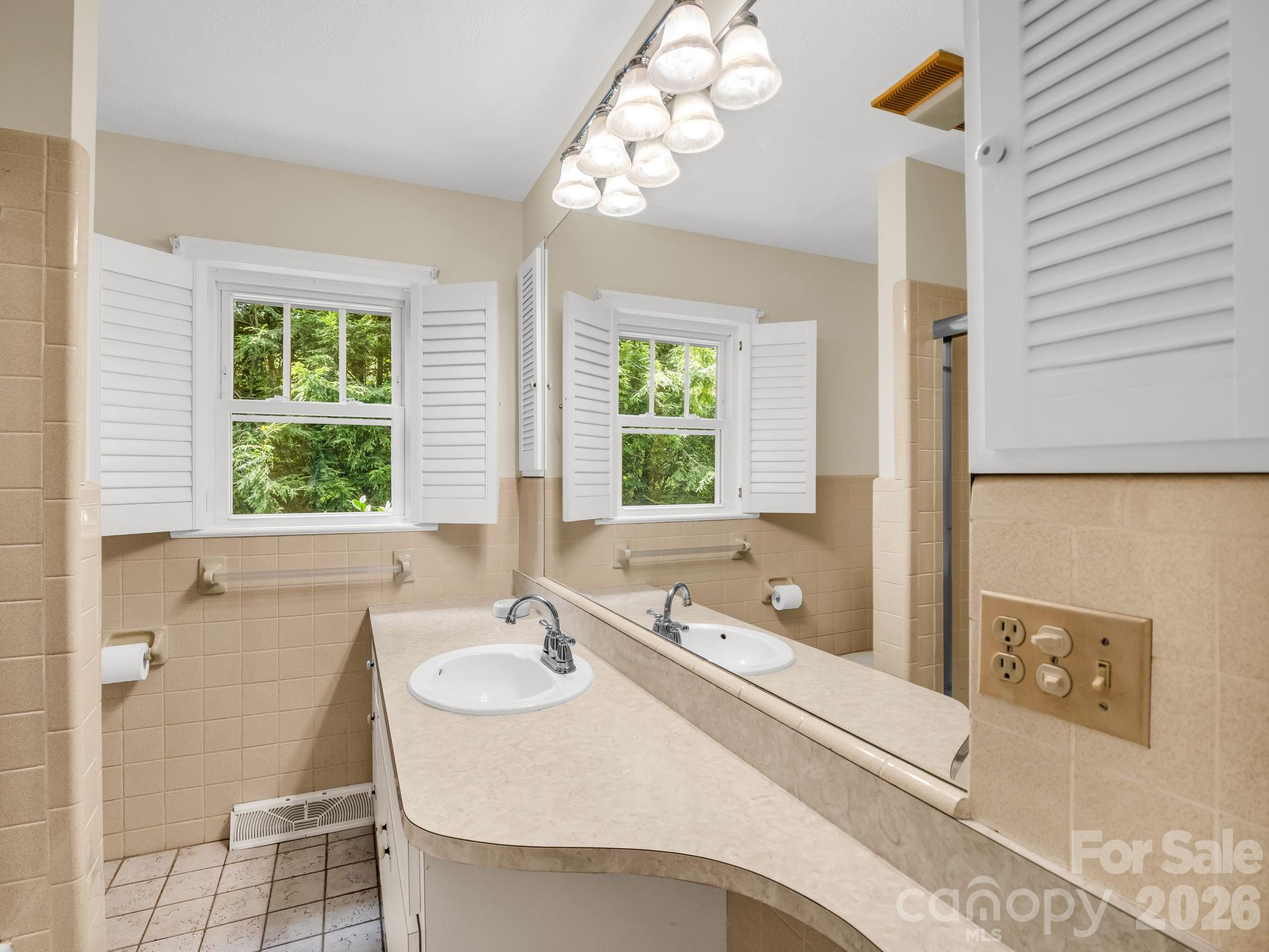 370 Orchard Circle — Laurel Park