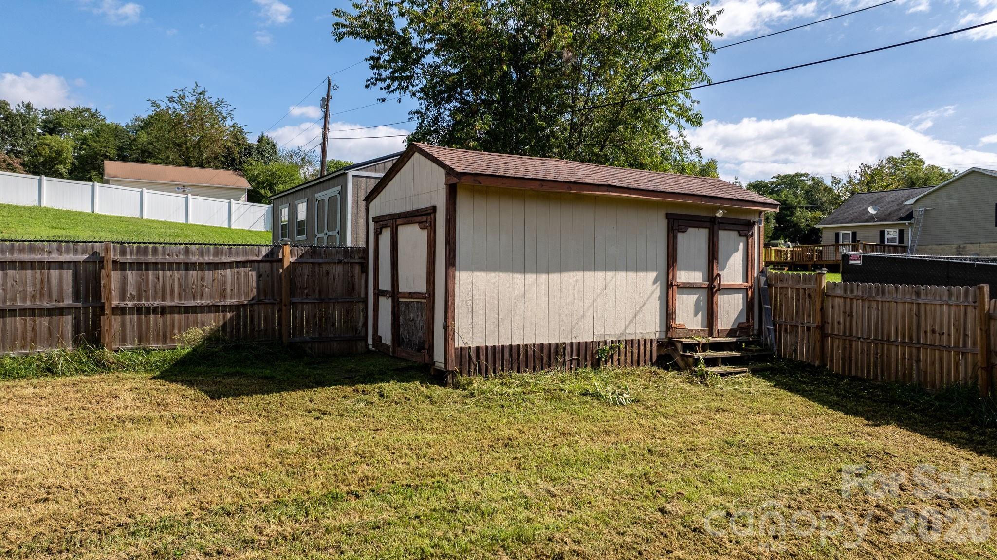 804 Southside Court — Lenoir