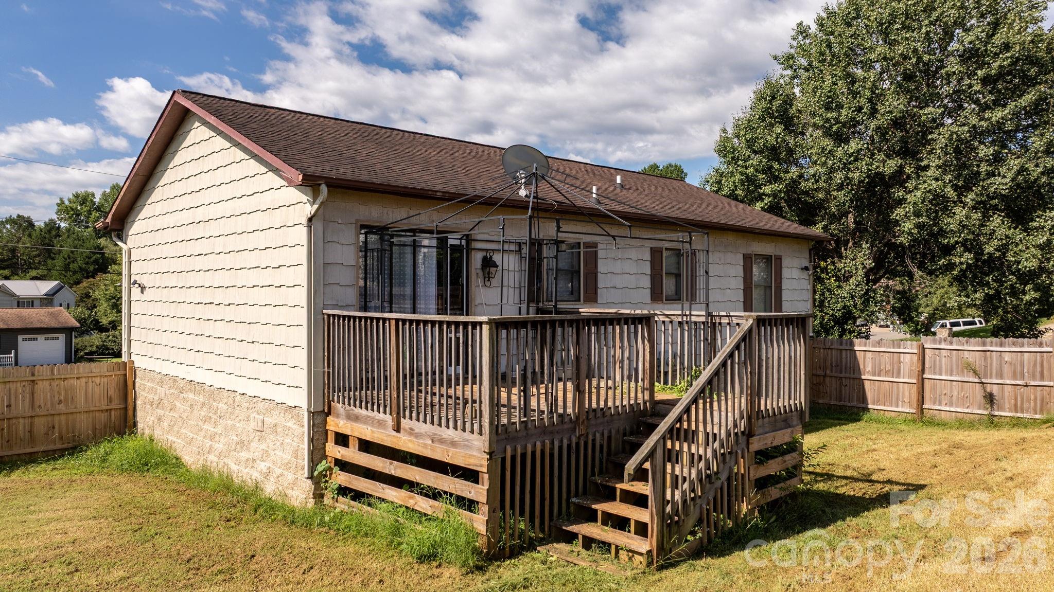 804 Southside Court — Lenoir