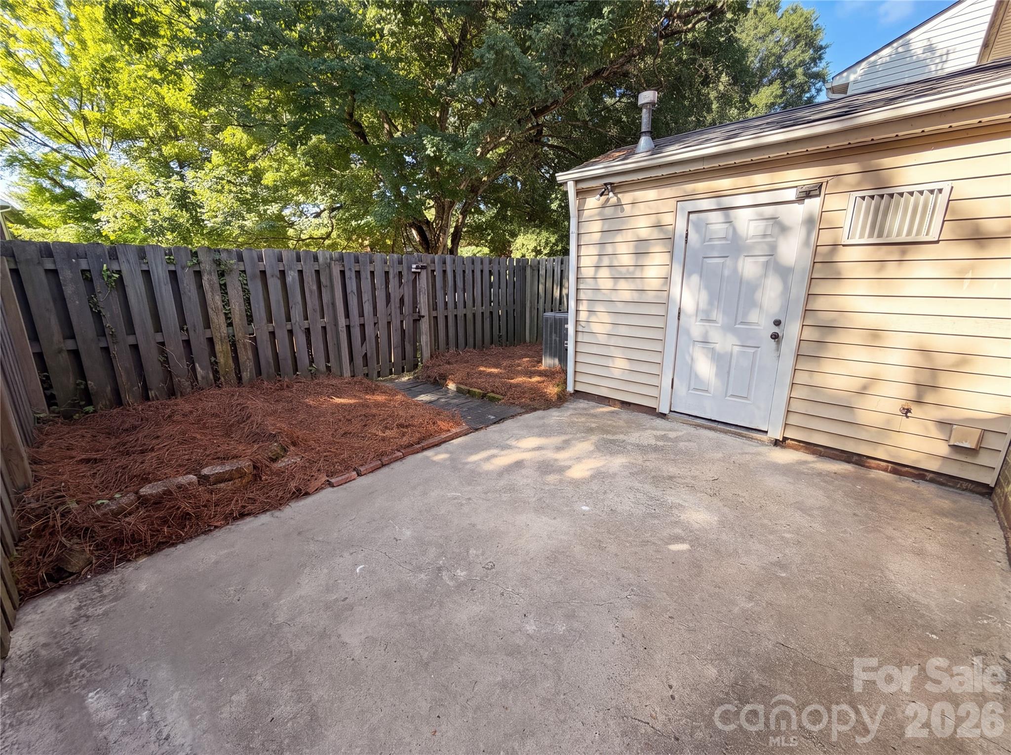 8042 Regent Park Lane — Charlotte