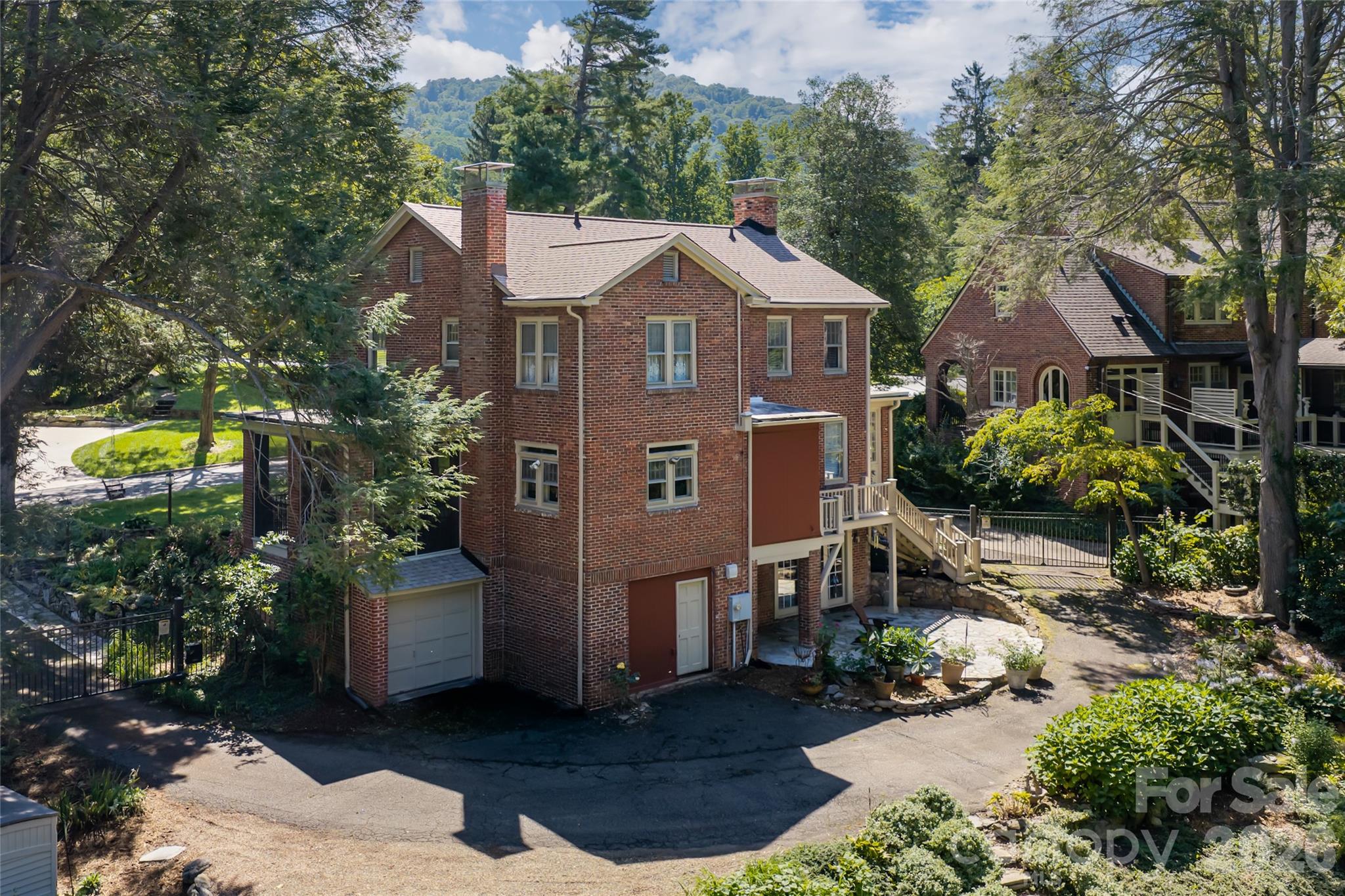 17 Lynwood Road — Asheville