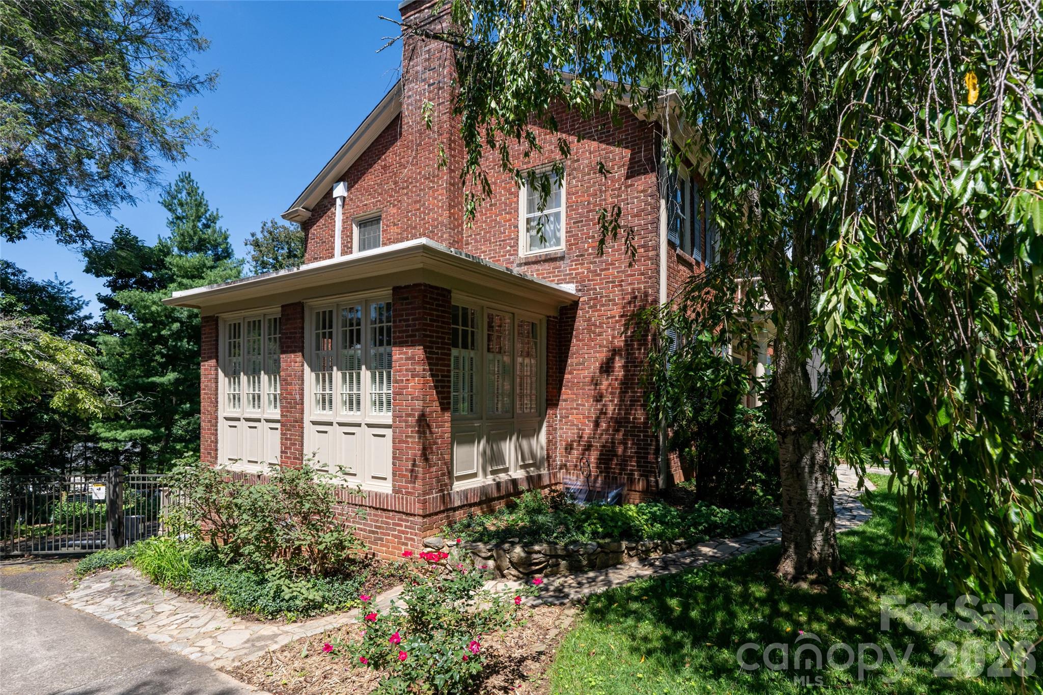 17 Lynwood Road — Asheville