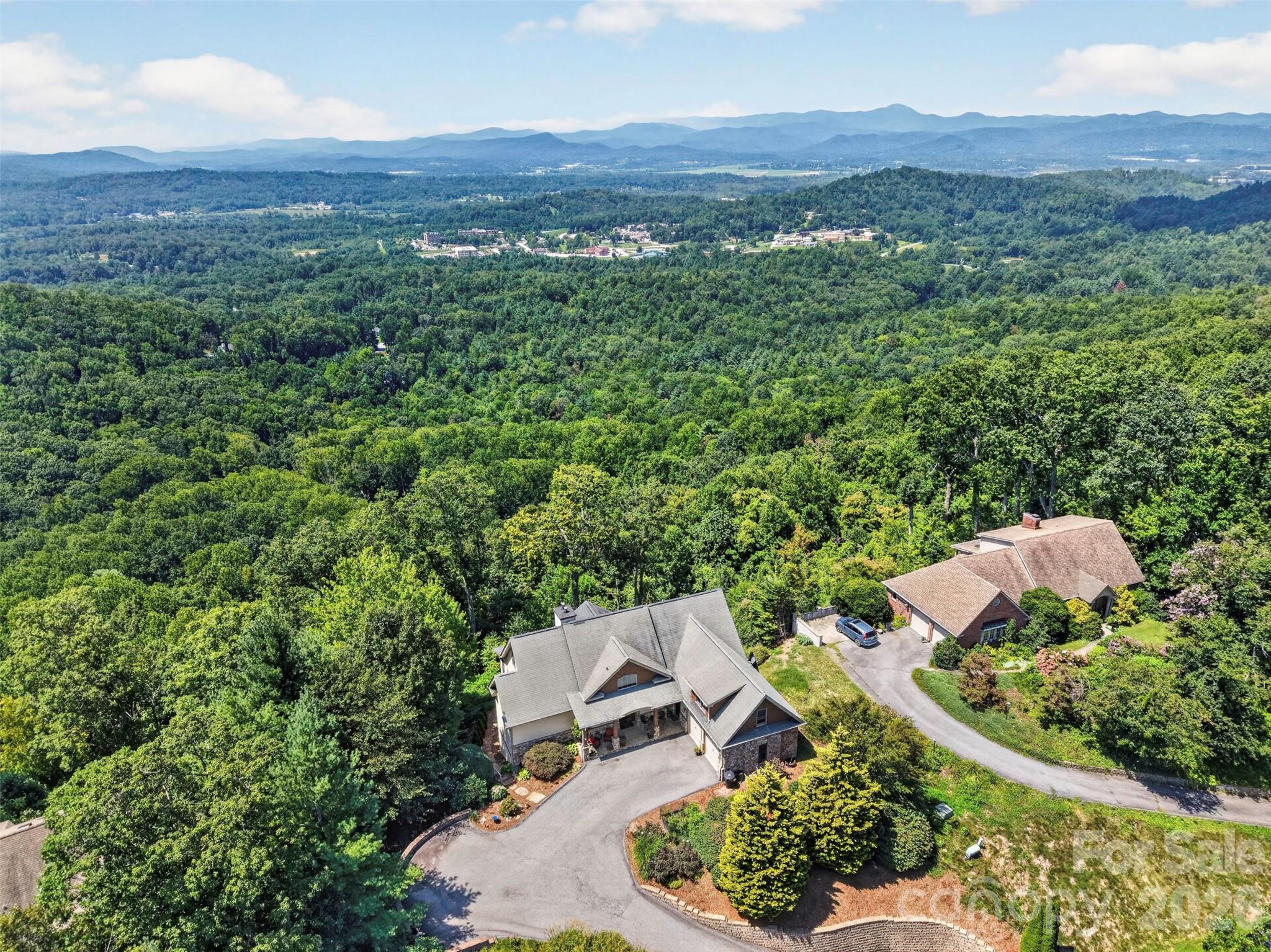 851 Sunlight Ridge Drive — Hendersonville