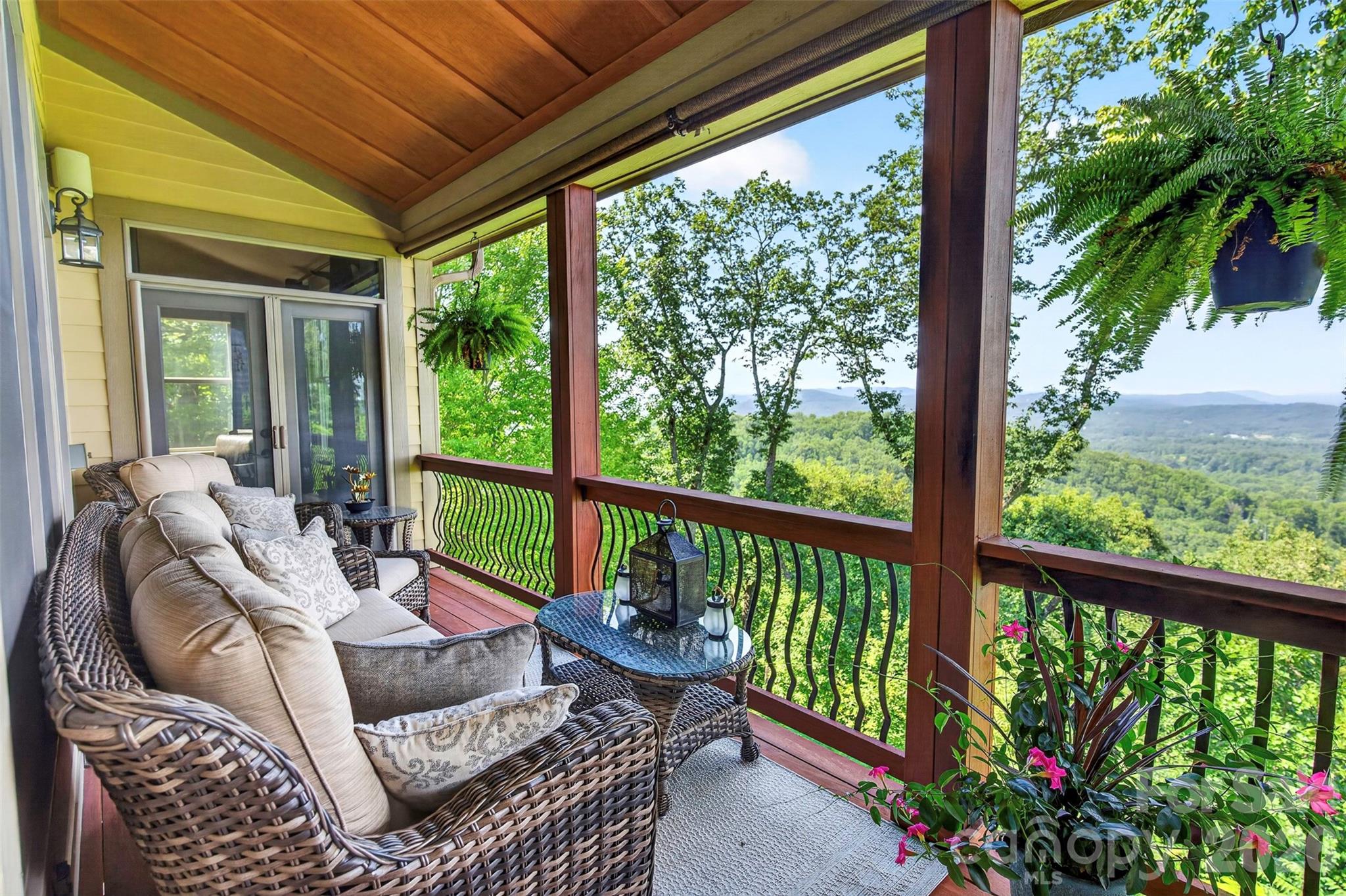 851 Sunlight Ridge Drive — Hendersonville