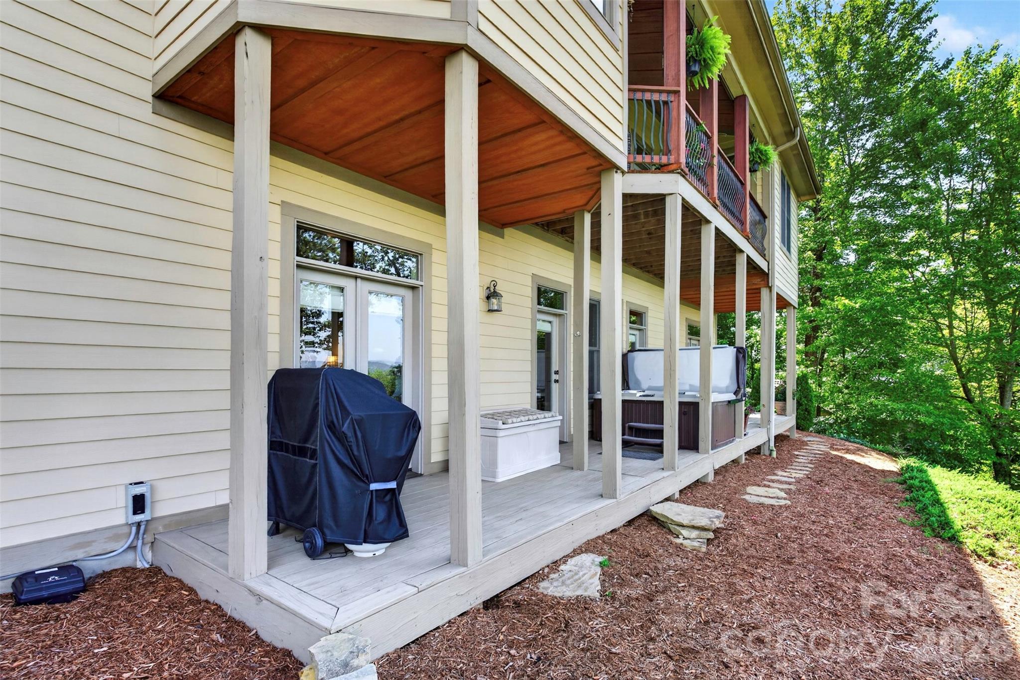 851 Sunlight Ridge Drive — Hendersonville