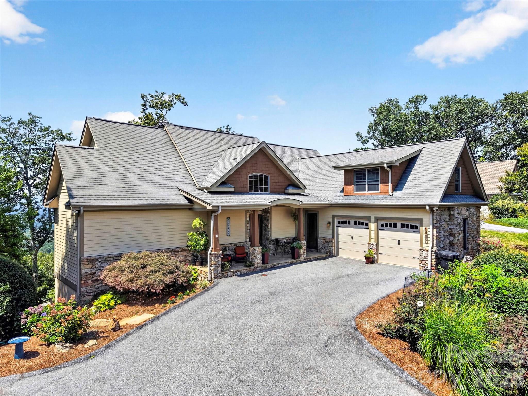 851 Sunlight Ridge Drive — Hendersonville