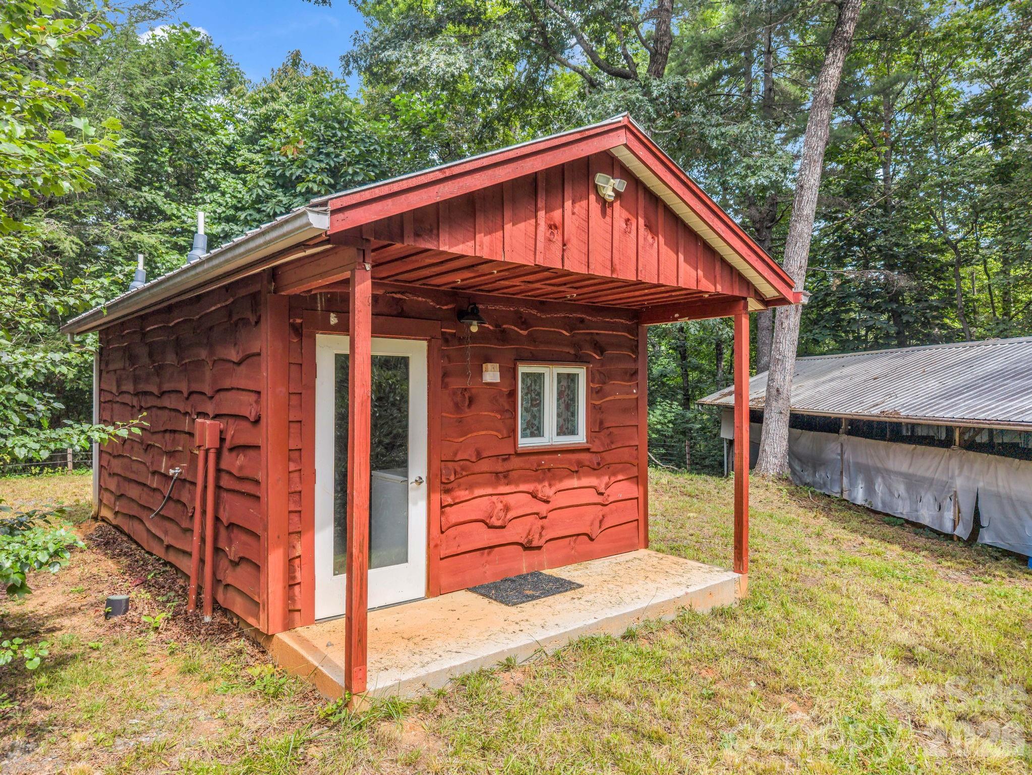 136 Limousine Lane — Pisgah Forest