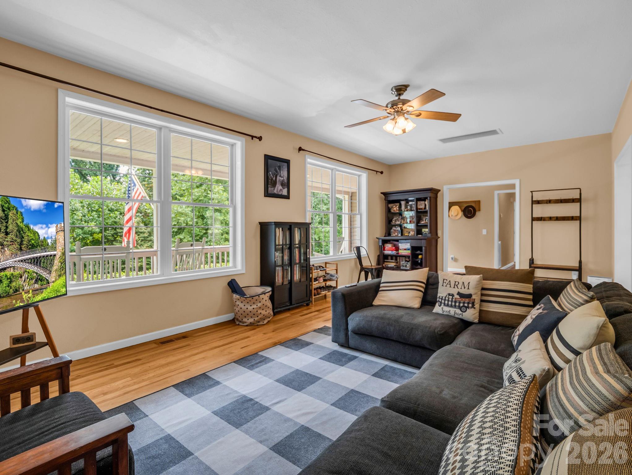 136 Limousine Lane — Pisgah Forest