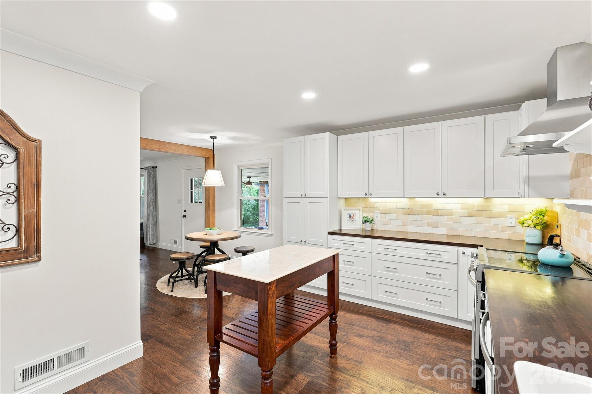 1002 Leewood Drive — Monroe