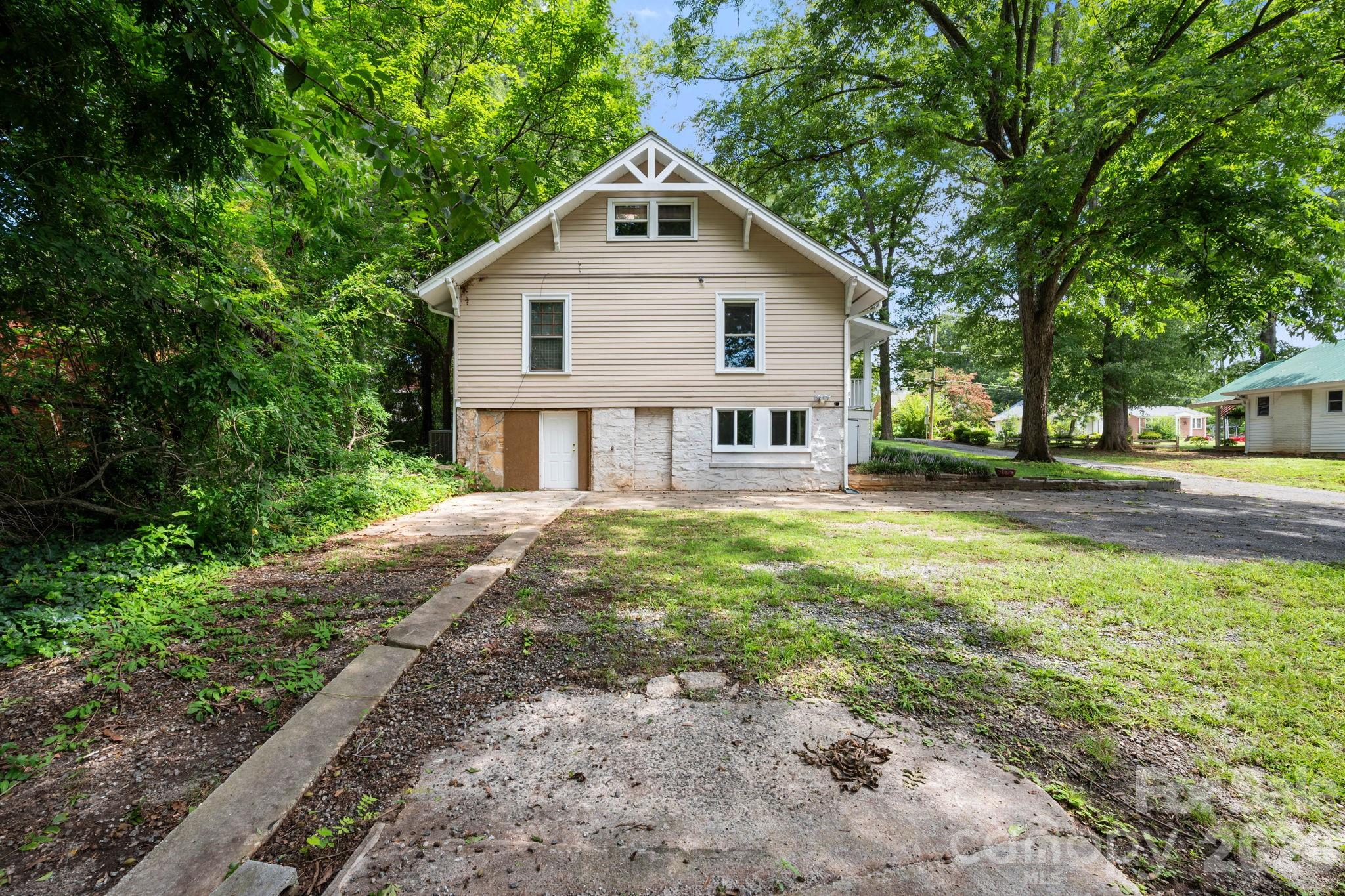 441 8th Avenue Drive NW — Hickory