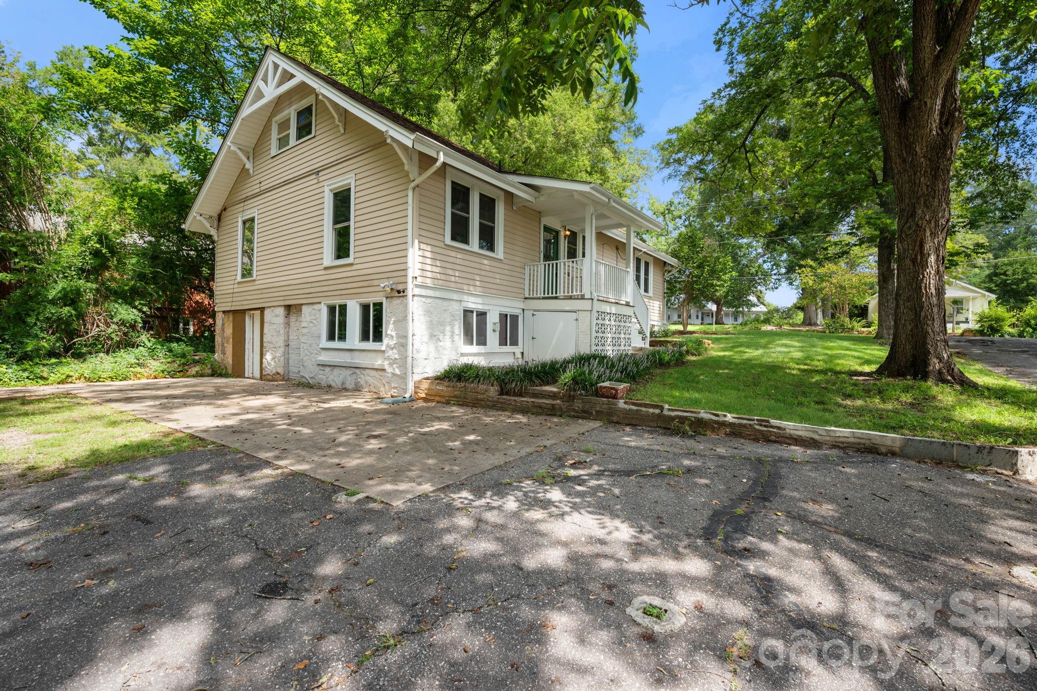 441 8th Avenue Drive NW — Hickory