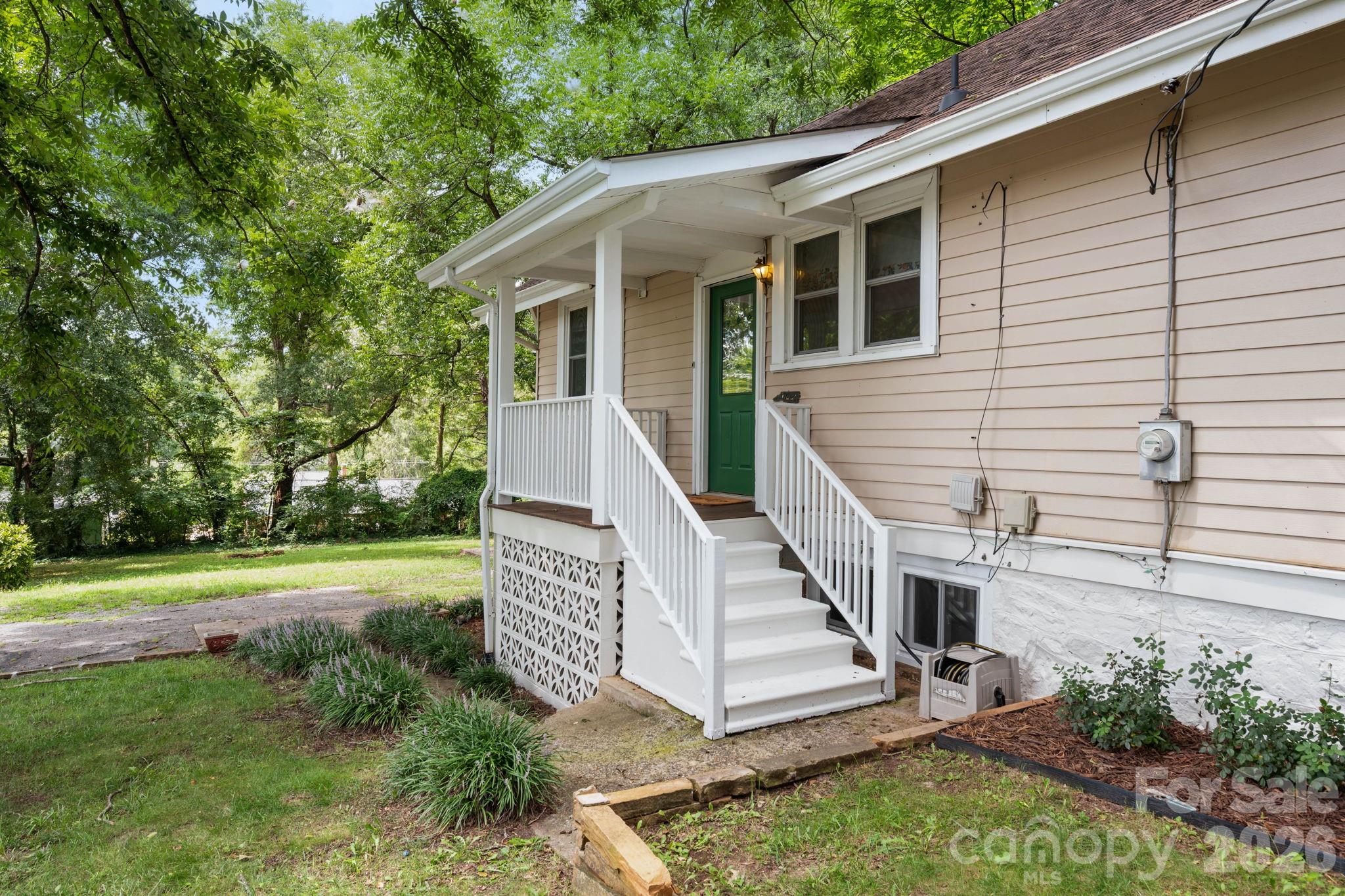 441 8th Avenue Drive NW — Hickory